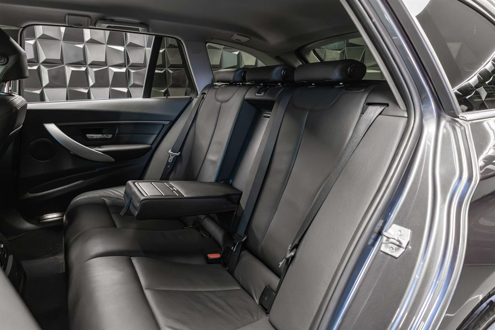 BMW 320d Touring Luxury Line-image-23