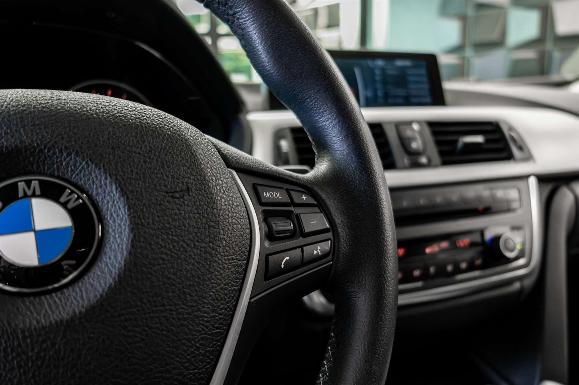 BMW 320d Touring Luxury Line-image-8