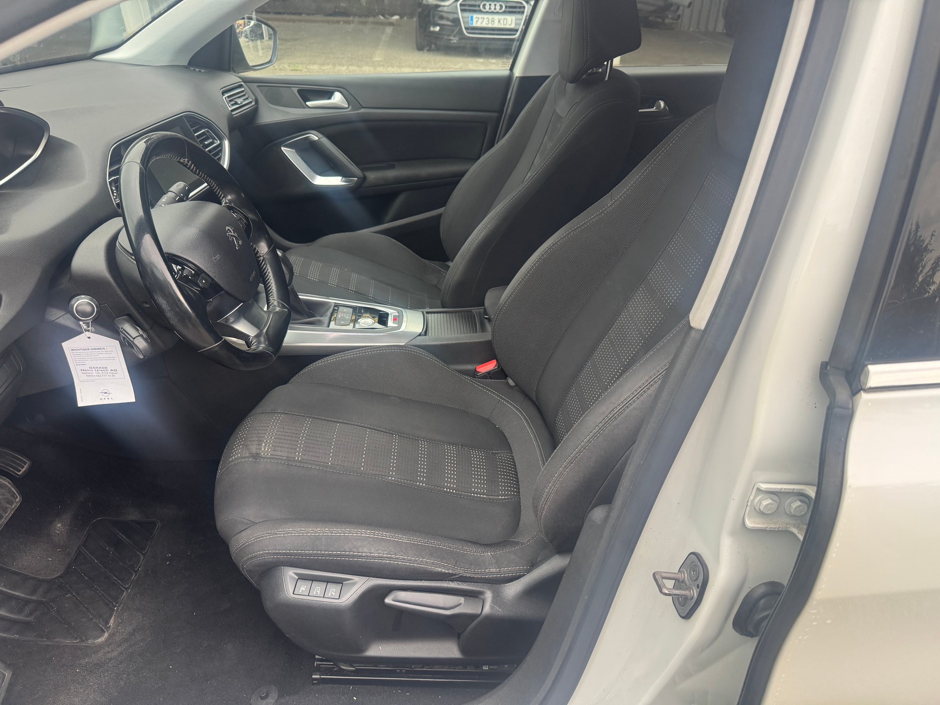 PEUGEOT 308 1.2 THP Allure Automatic-image-3