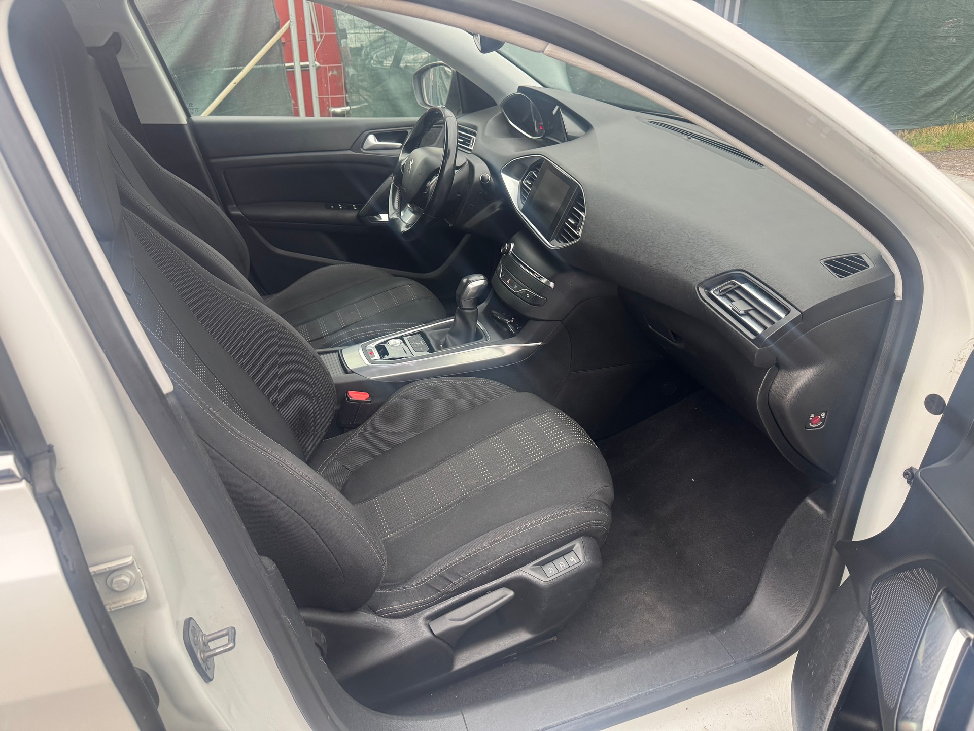 PEUGEOT 308 1.2 THP Allure Automatic-image-6