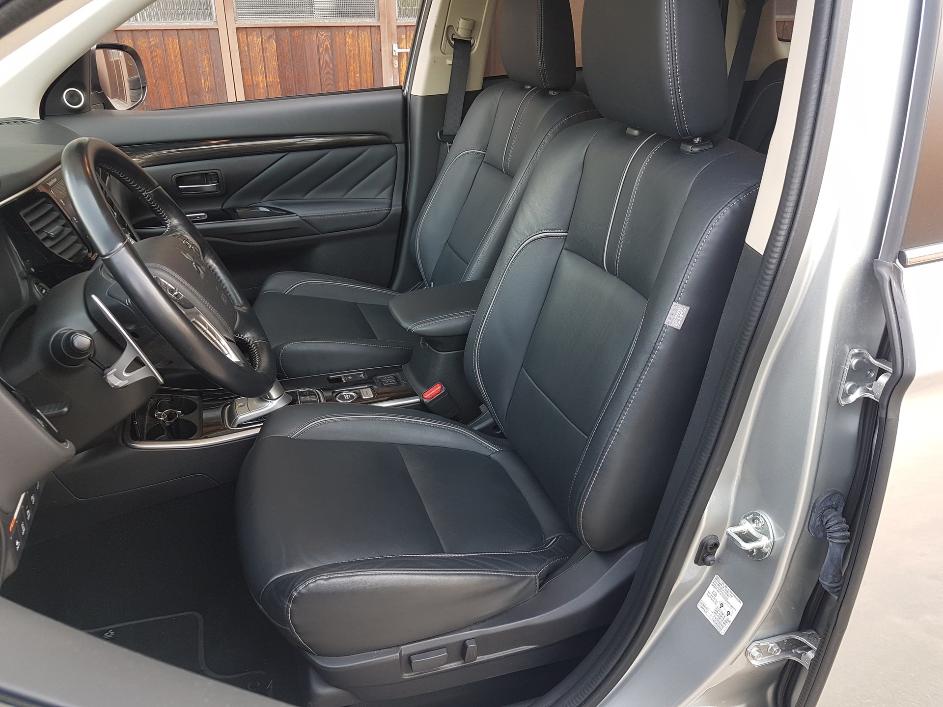 MITSUBISHI Outlander 2.0 PHEV Diamond 4WD Automatic-image-13
