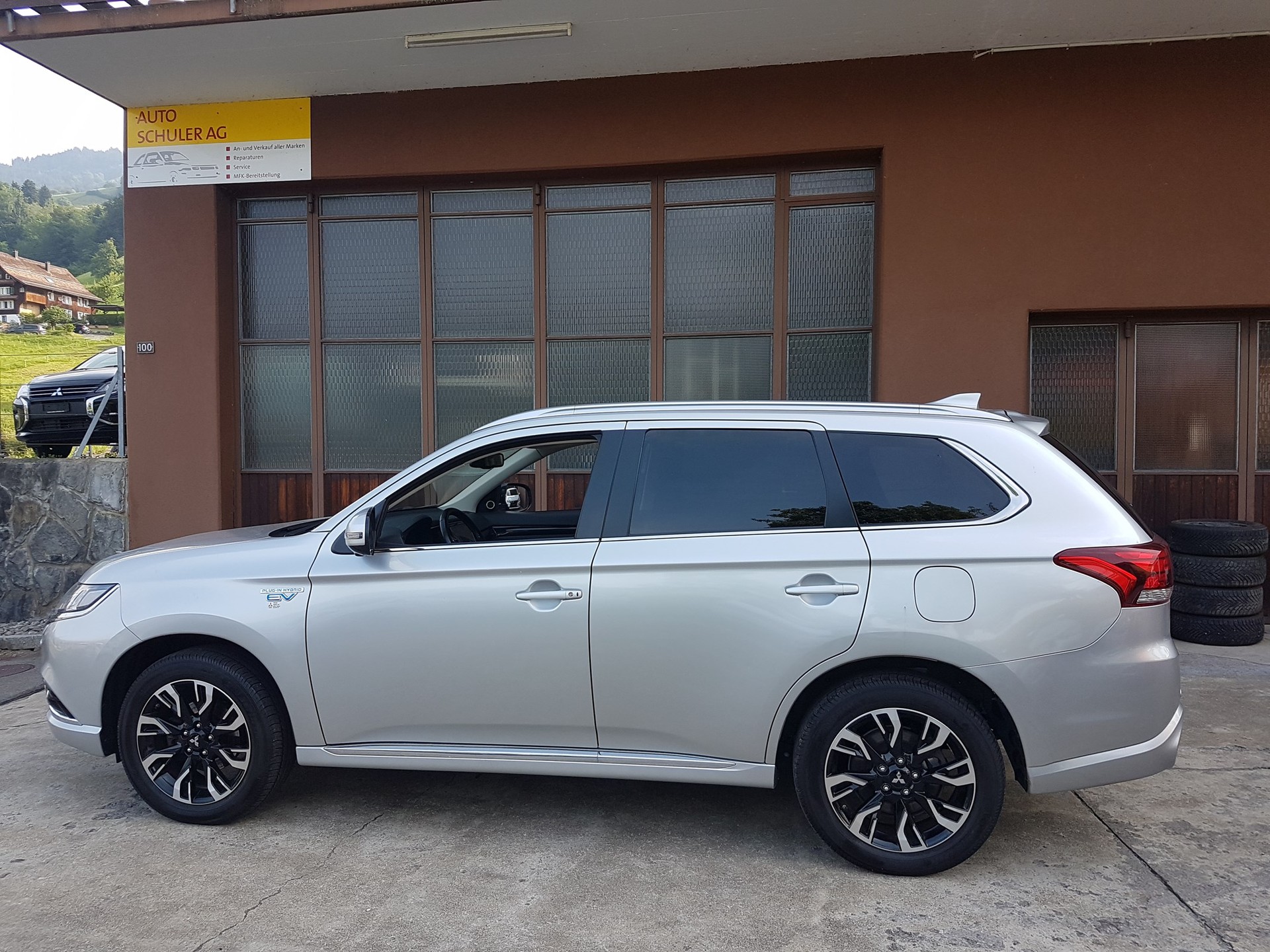MITSUBISHI Outlander 2.0 PHEV Diamond 4WD Automatic-image-1