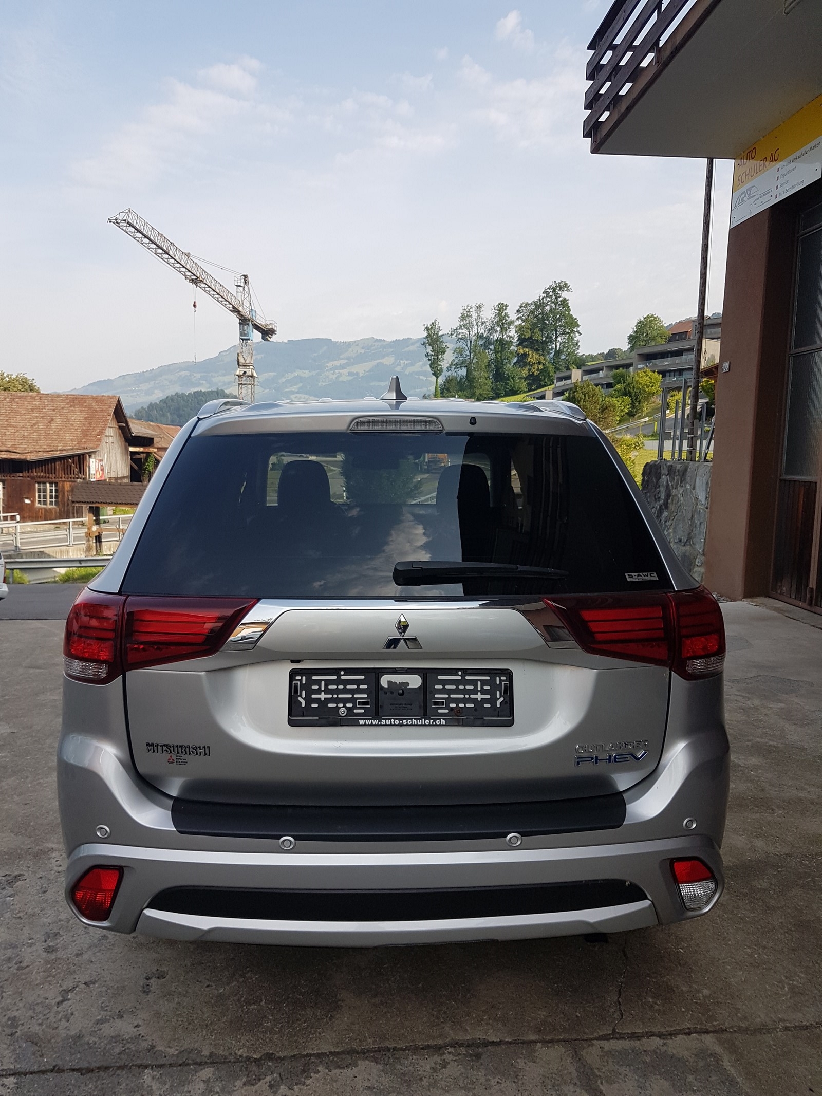 MITSUBISHI Outlander 2.0 PHEV Diamond 4WD Automatic-image-2