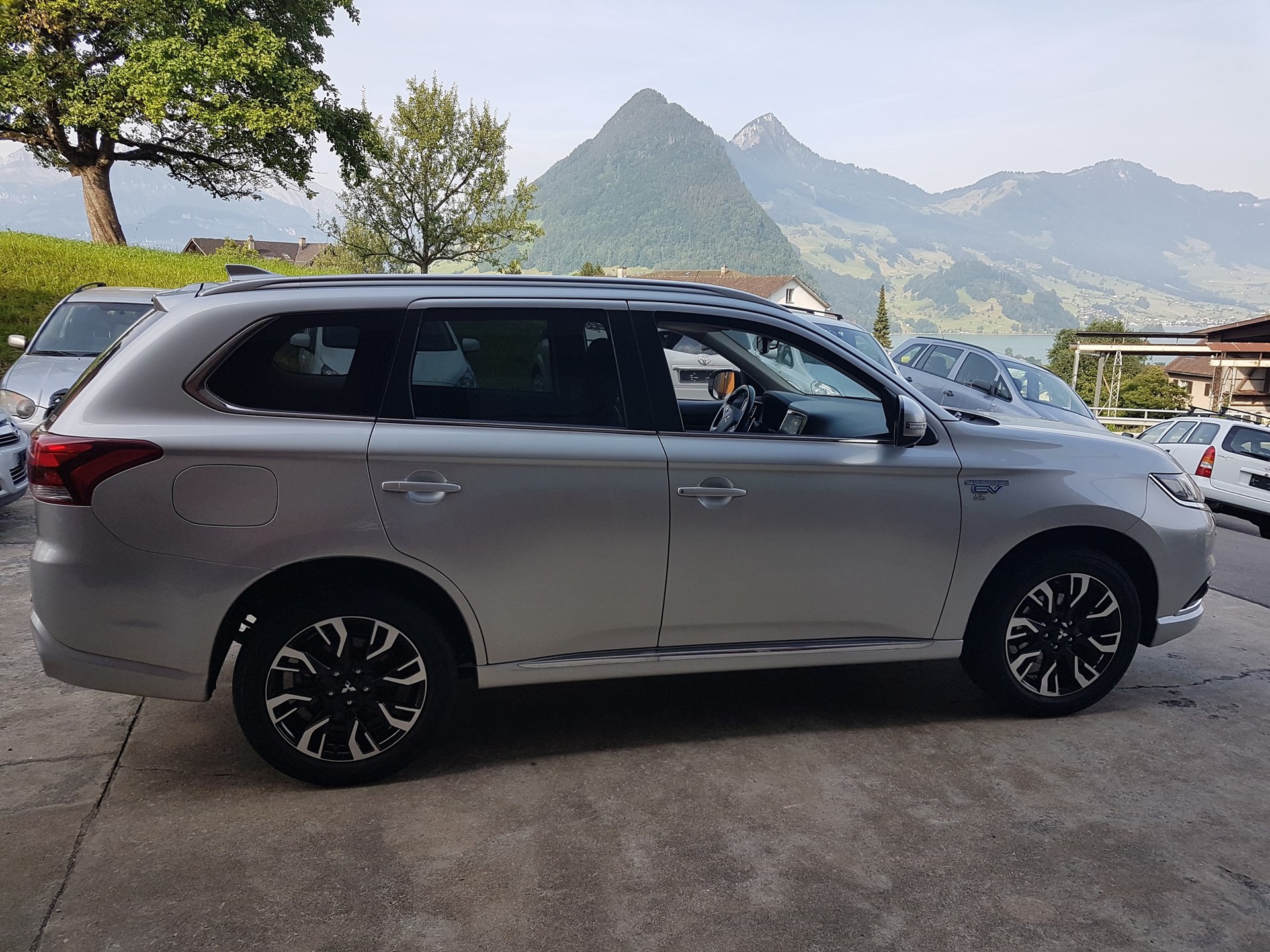 MITSUBISHI Outlander 2.0 PHEV Diamond 4WD Automatic-image-3