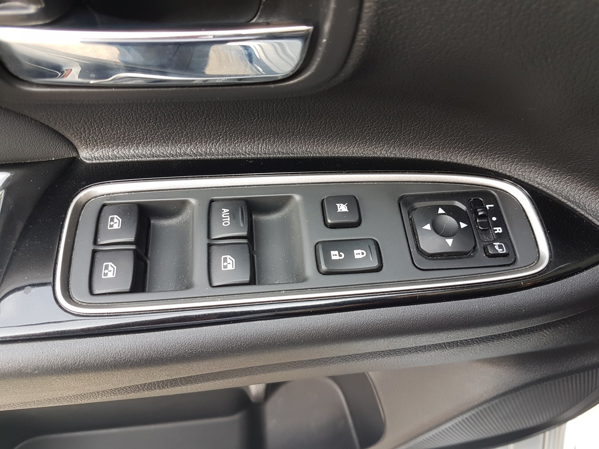 MITSUBISHI Outlander 2.0 PHEV Diamond 4WD Automatic-image-4
