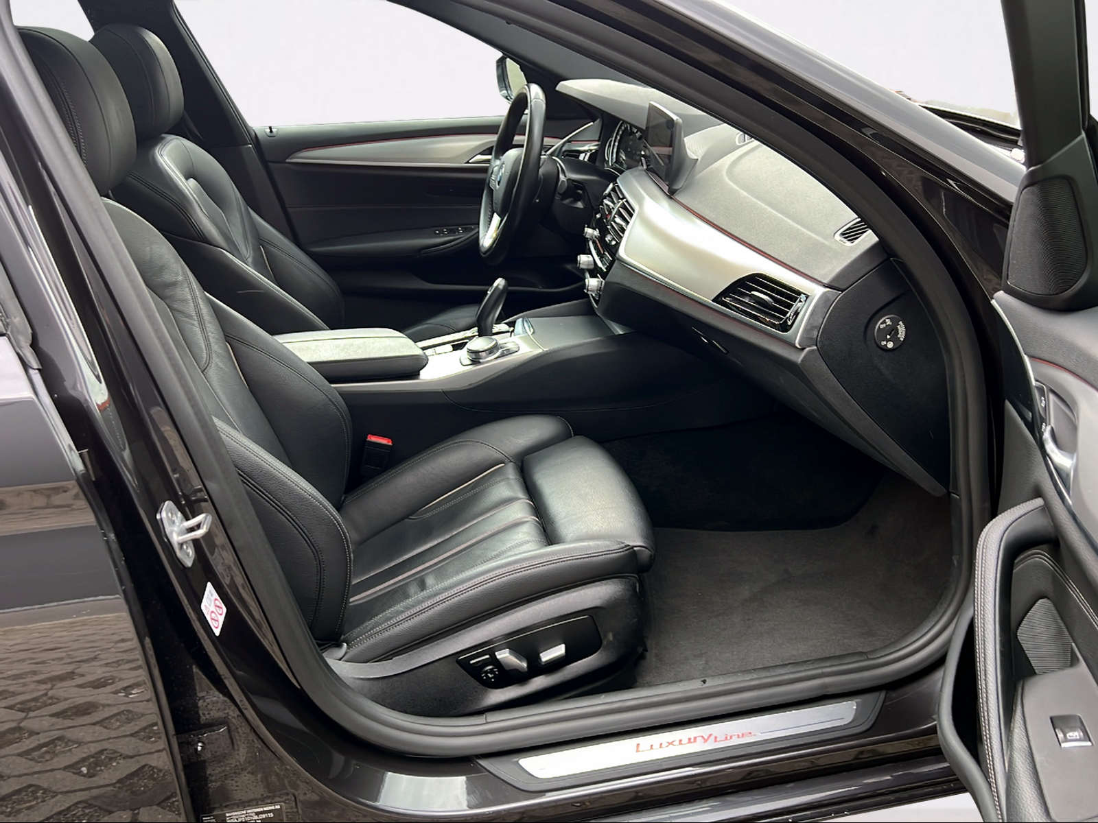BMW 520d xDrive Touring Luxury Line Steptronic-image-12