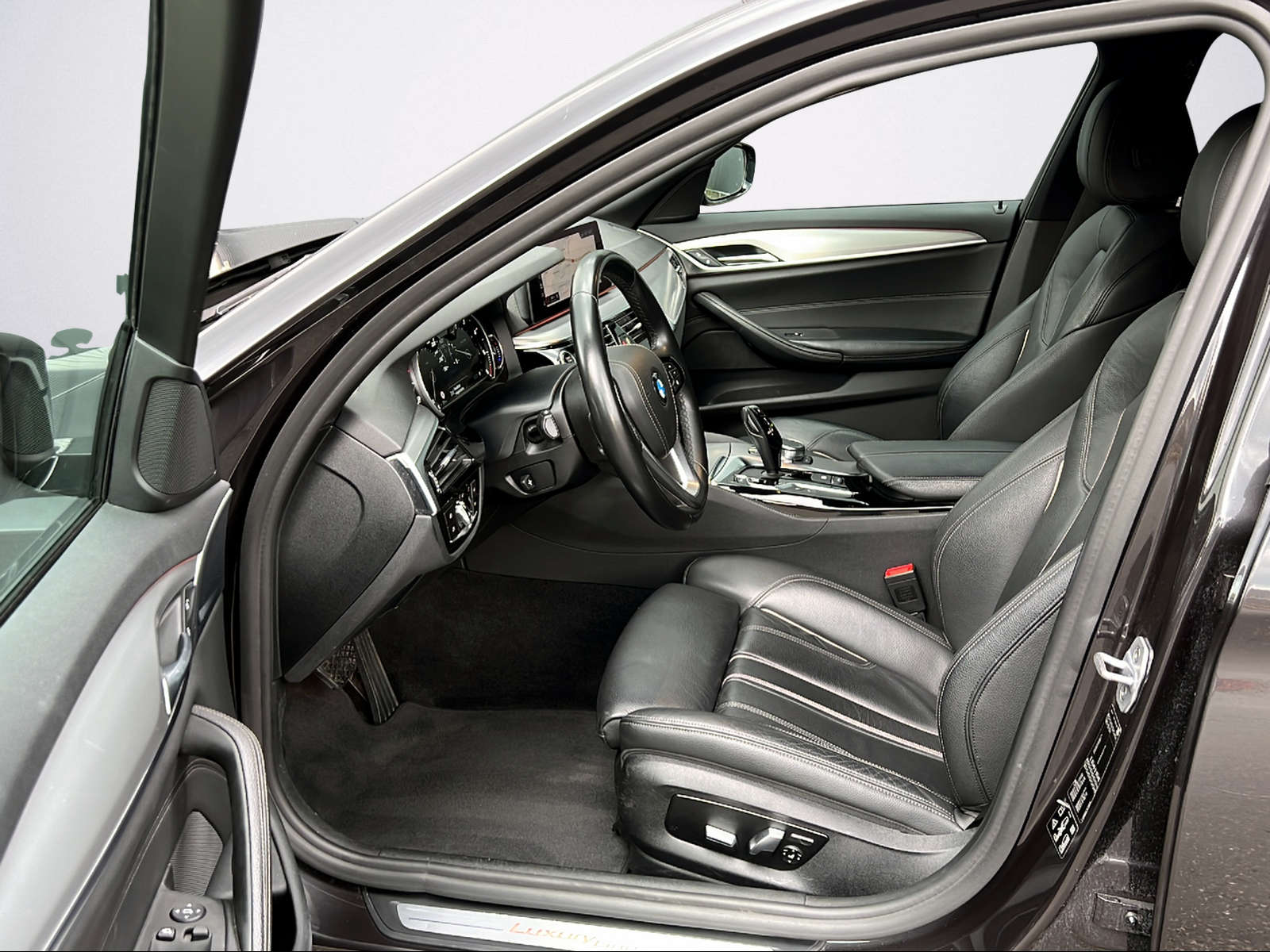 BMW 520d xDrive Touring Luxury Line Steptronic-image-8