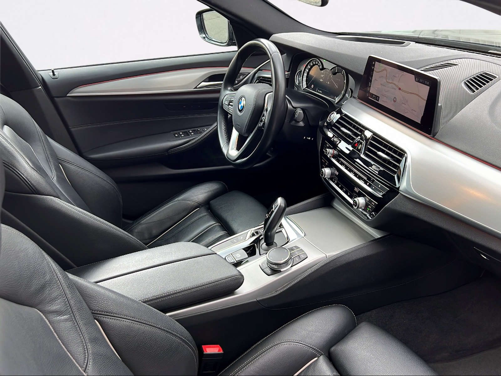 BMW 520d xDrive Touring Luxury Line Steptronic-image-2