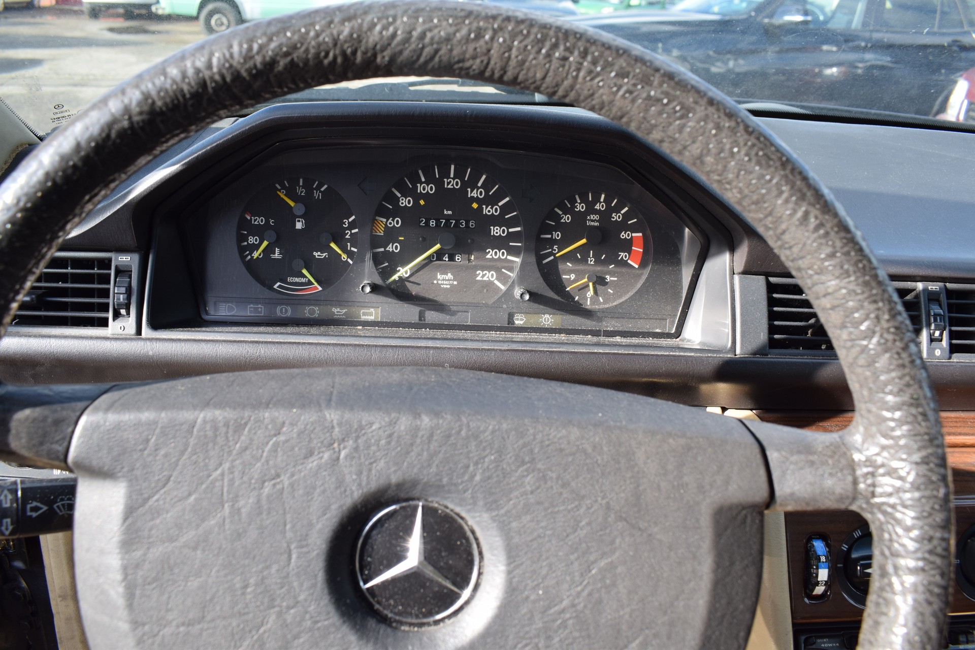 MERCEDES-BENZ 230 E-image-5