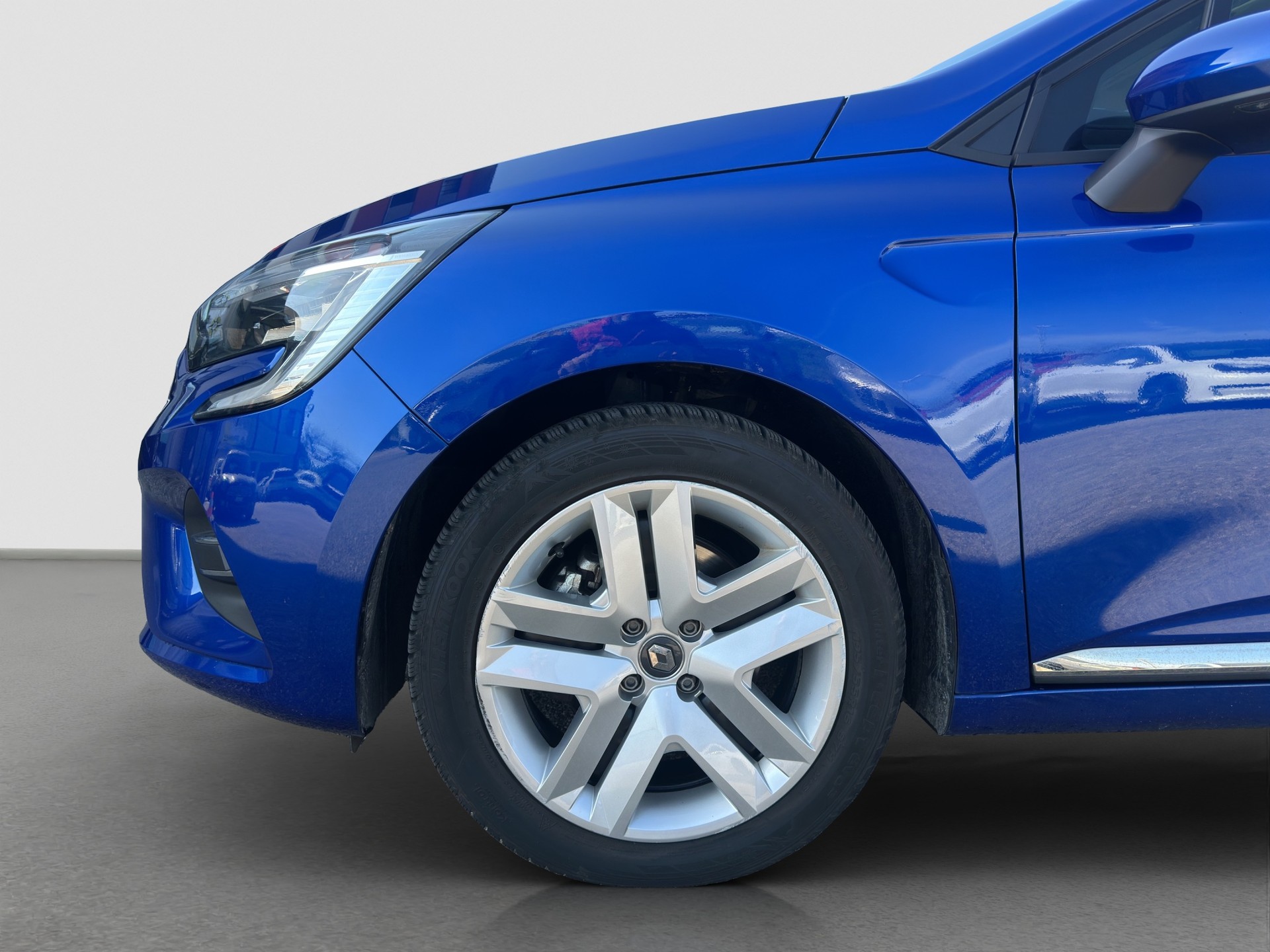 RENAULT Clio 1.6 E-Tech Zen-image-18