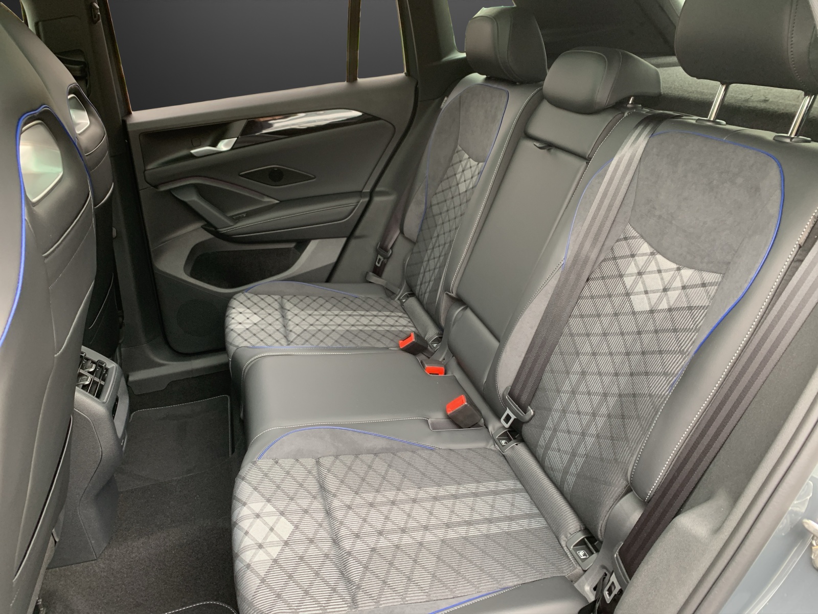 VW Tiguan 2.0 TDI SCR R-Line 4Motion DSG-image-8