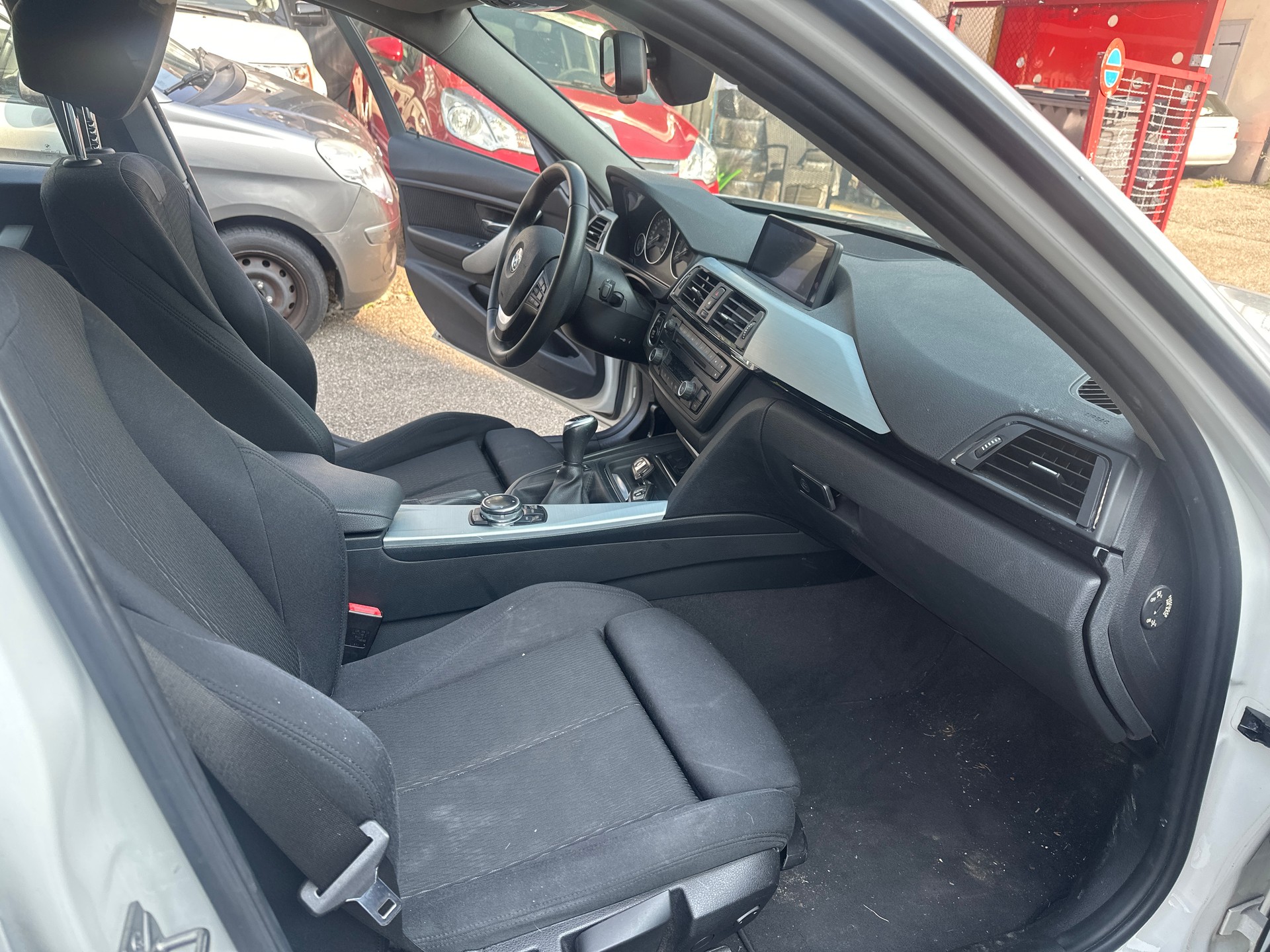 BMW 320i xDrive Touring-image-12