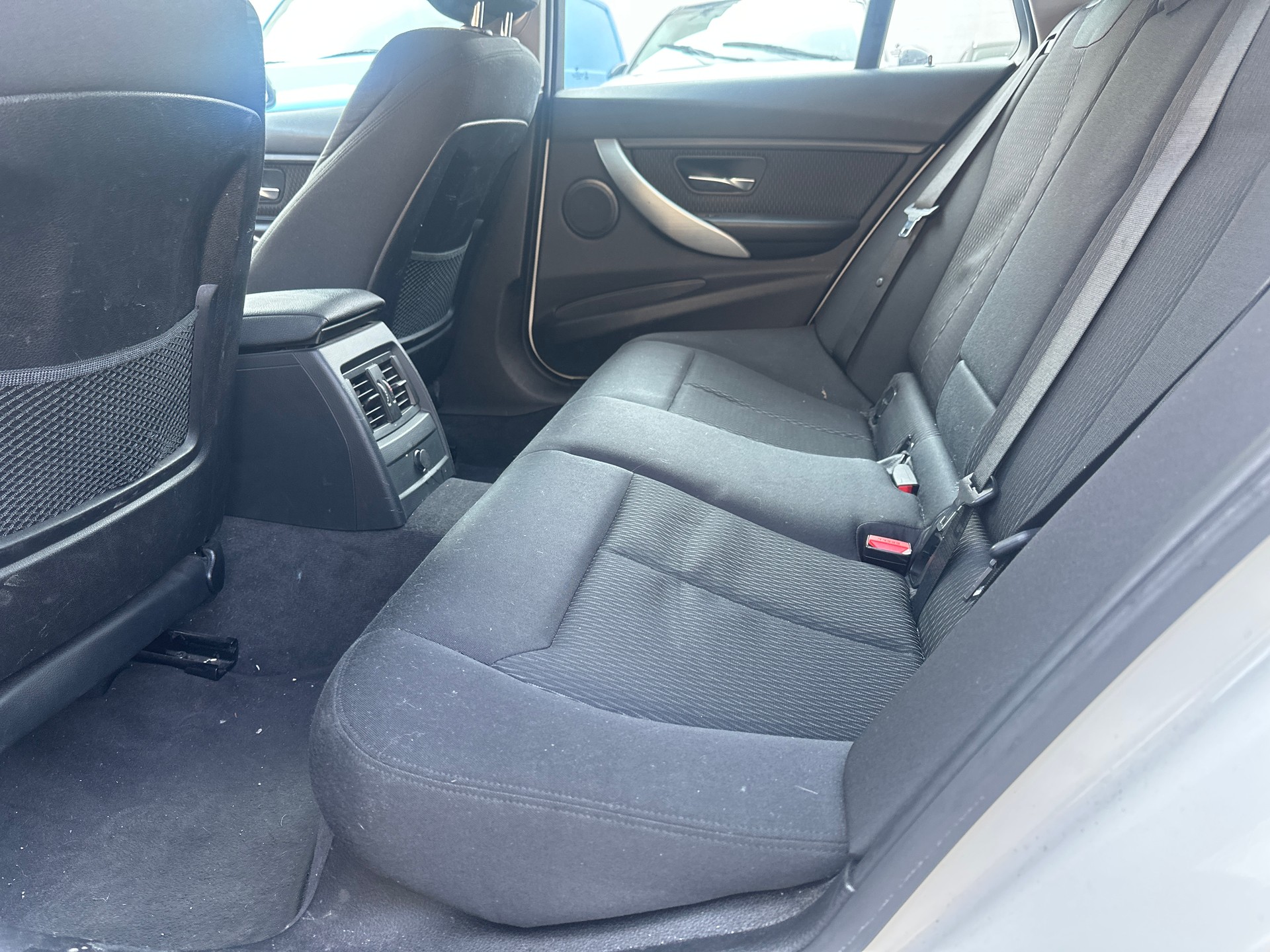 BMW 320i xDrive Touring-image-9