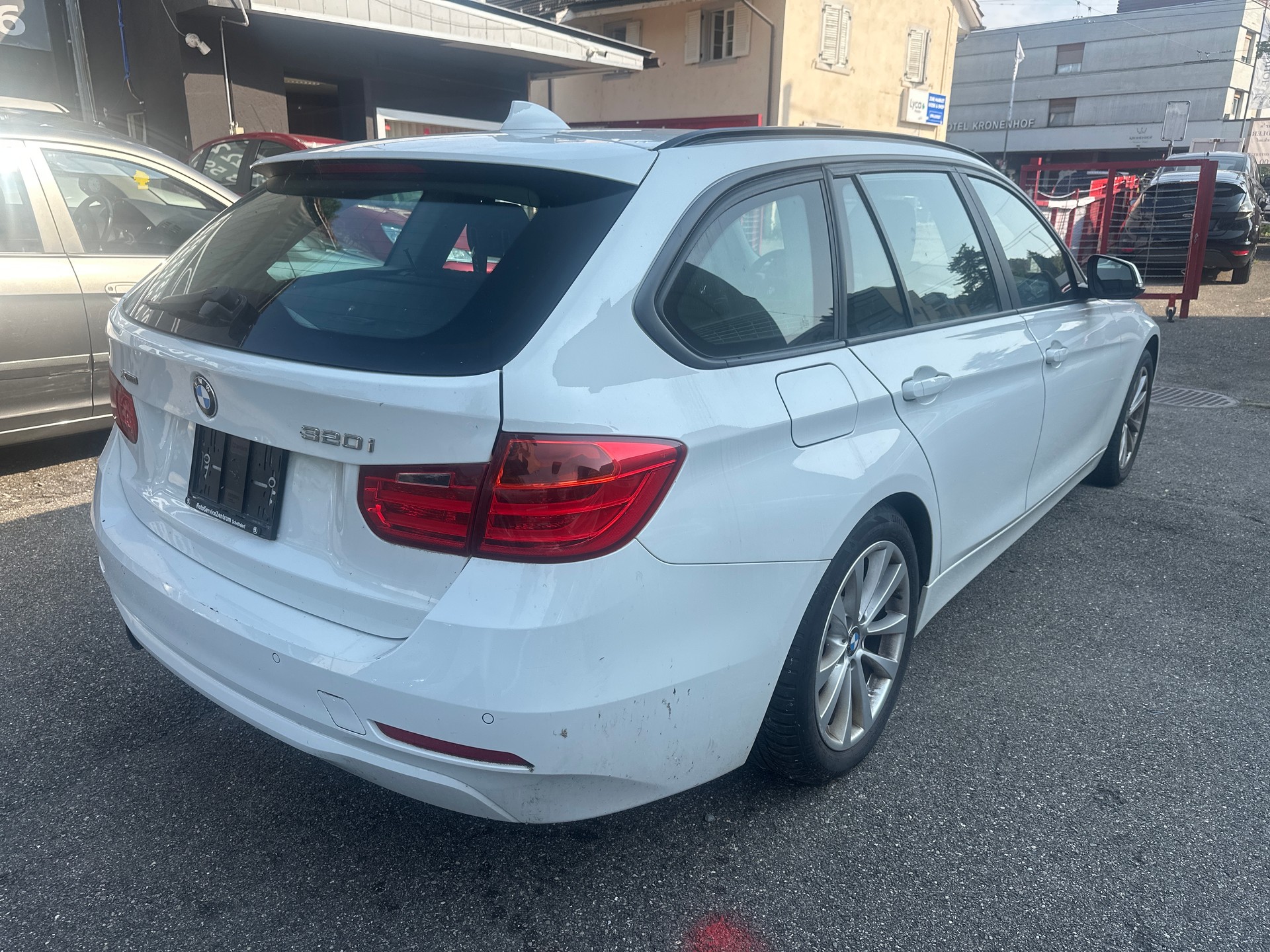 BMW 320i xDrive Touring-image-6