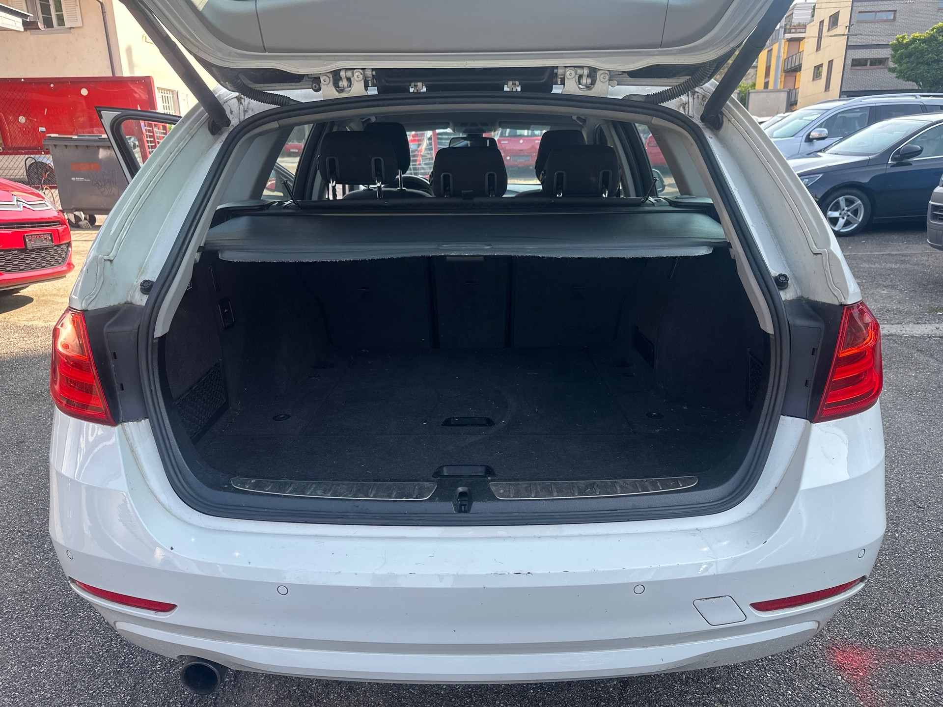 BMW 320i xDrive Touring-image-10