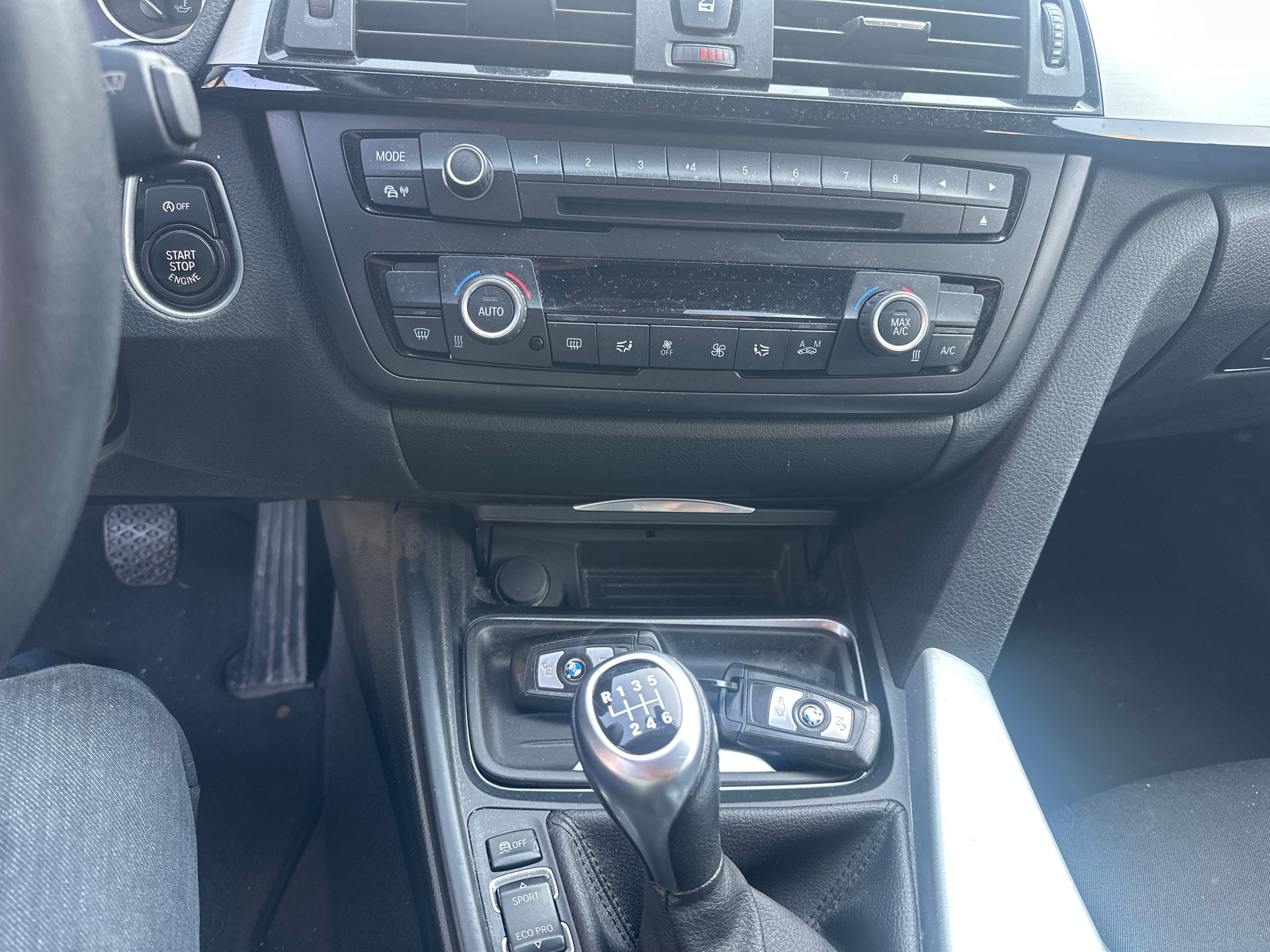BMW 320i xDrive Touring-image-14