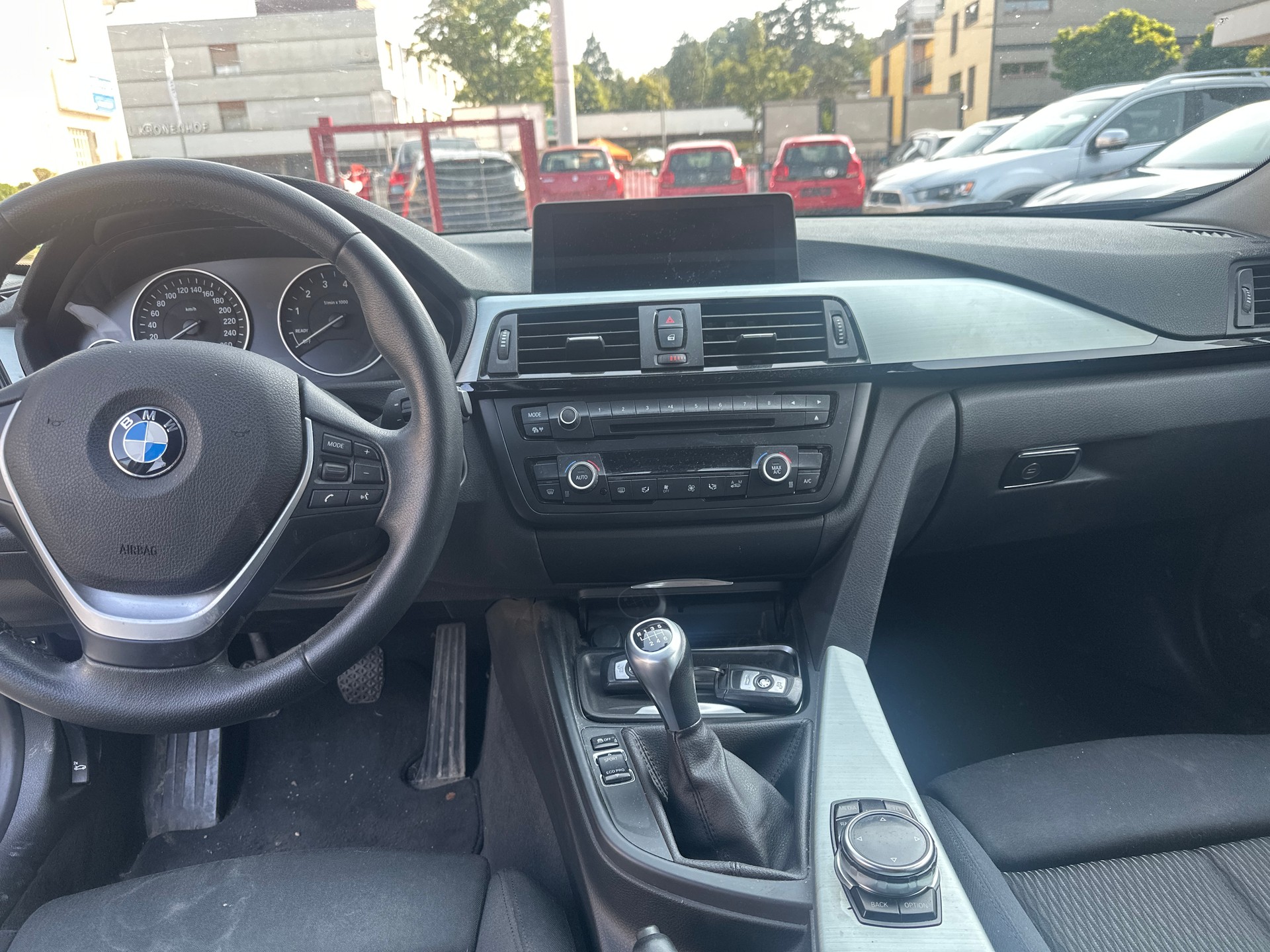BMW 320i xDrive Touring-image-13