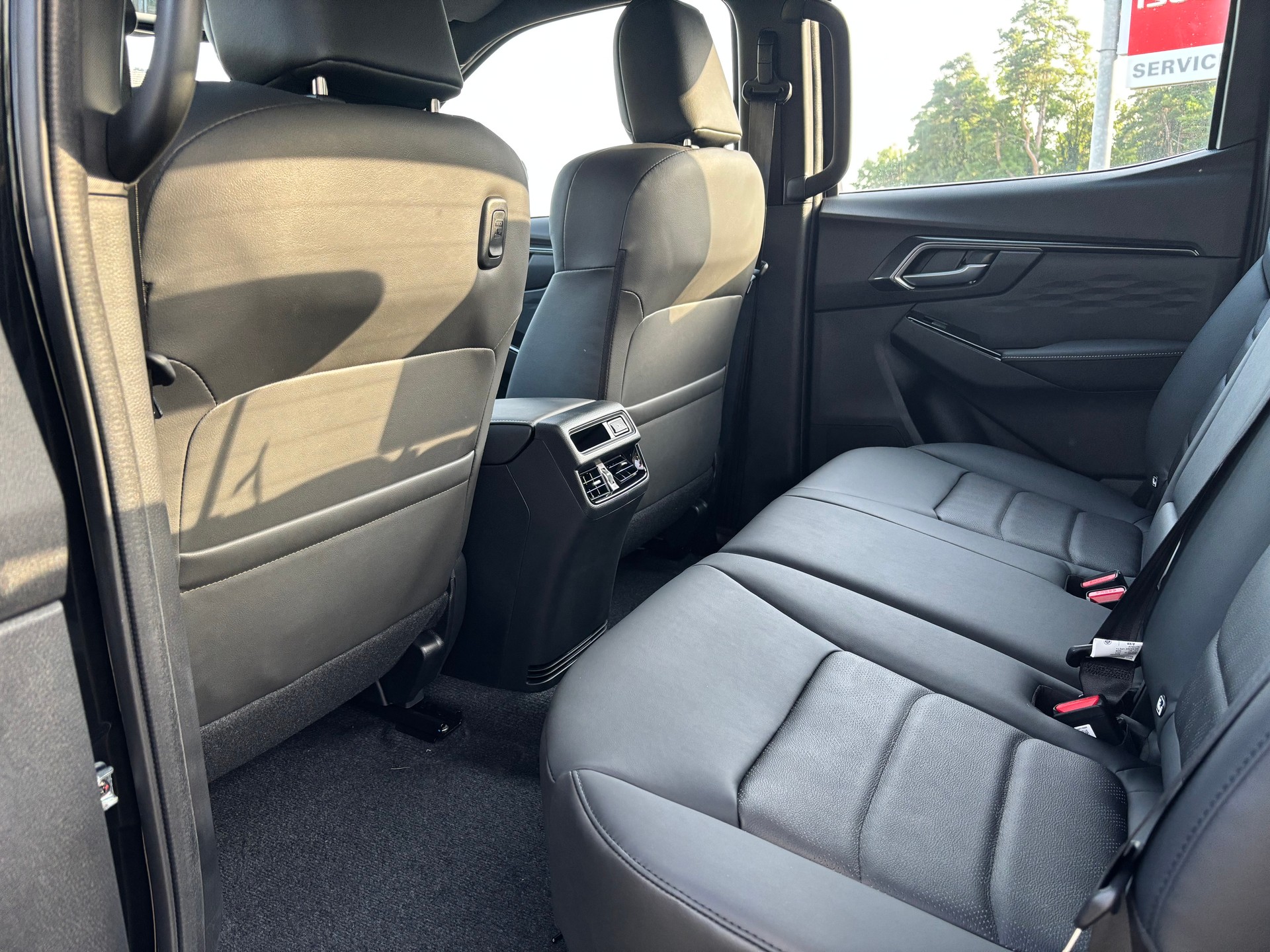 ISUZU D-MAX 1.9 CrewCab N60 NitroSport 4x4-image-8