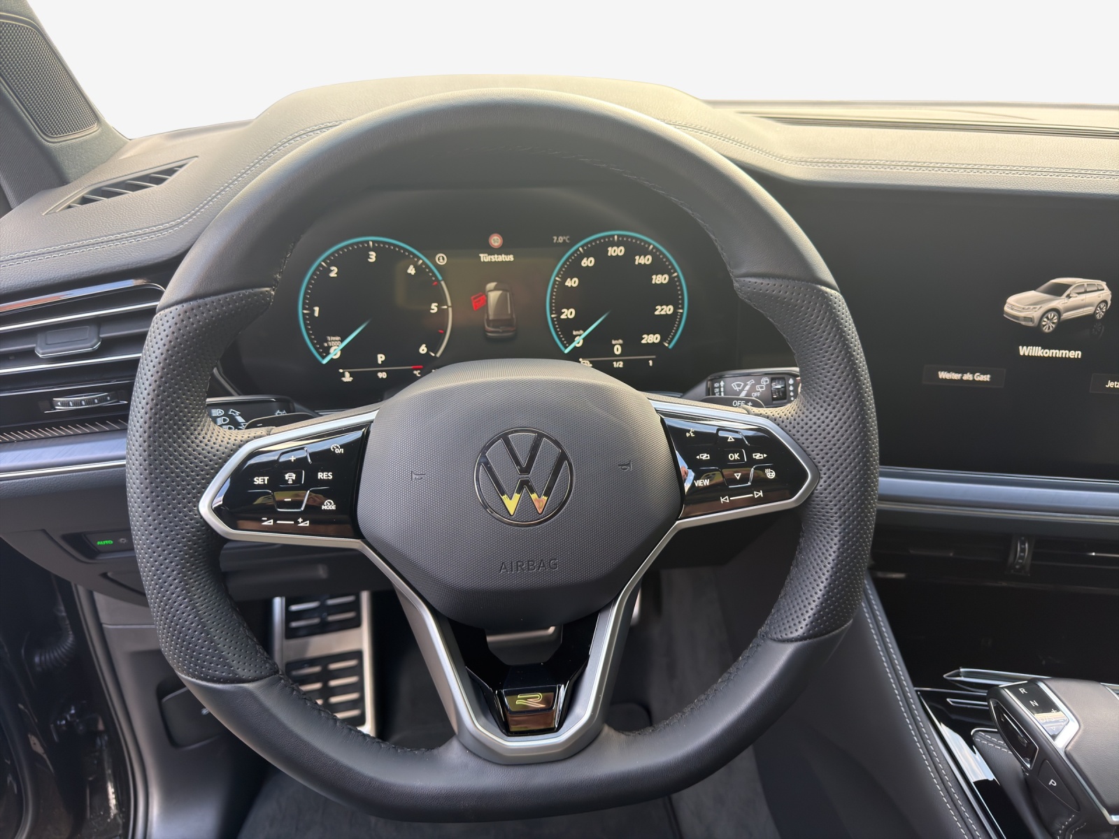 VW Touareg 3.0 TDI R-Line Tiptronic-image-9