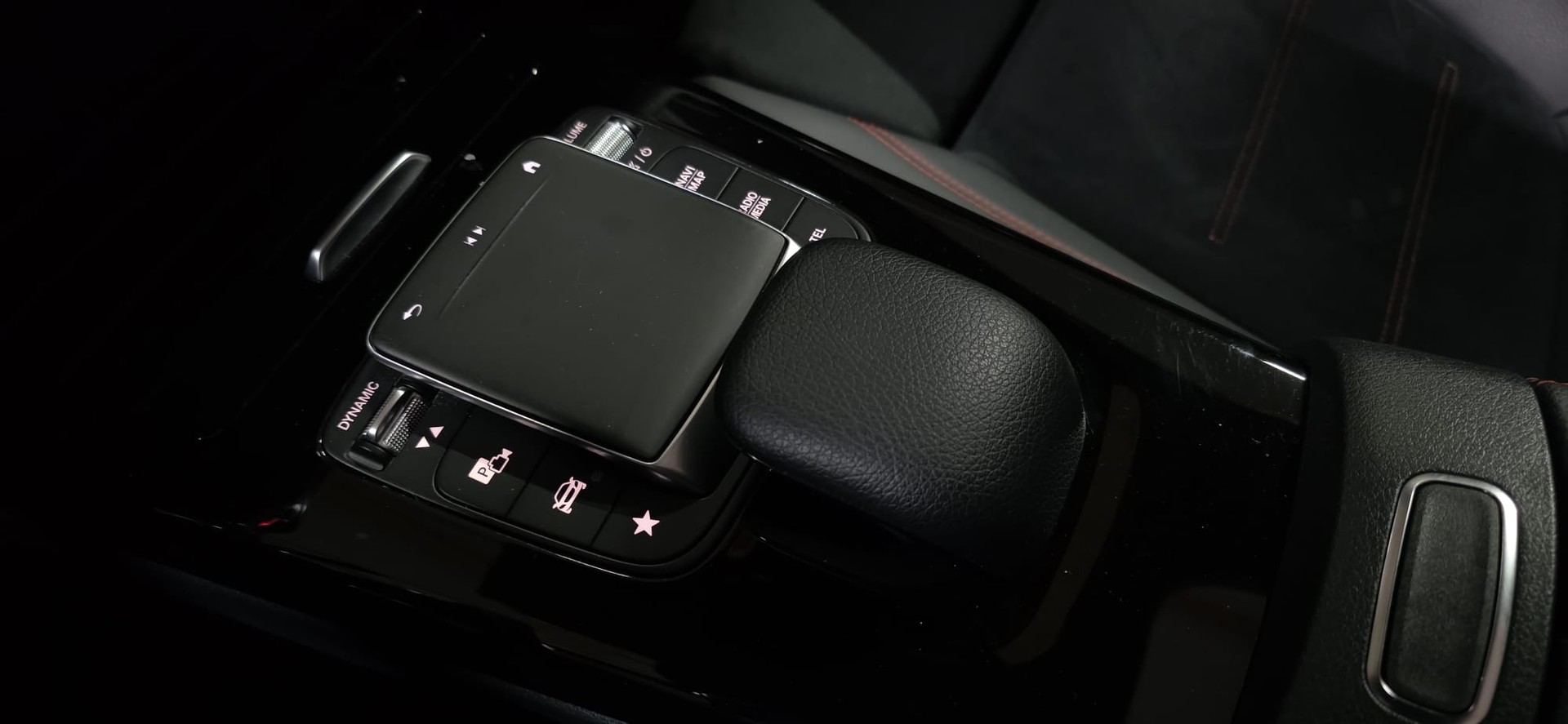 MERCEDES-BENZ A 250 4Matic AMG Line 4Matic 7G-DCT *CH FAHRZEUG*-image-17