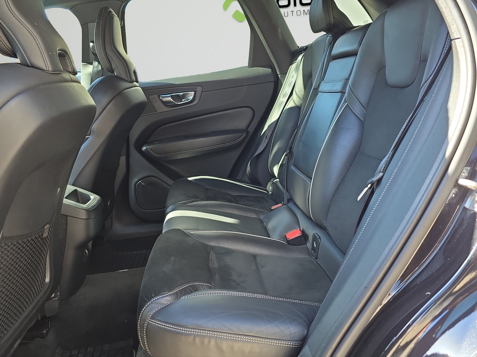VOLVO XC60 D4 AWD R-Design Geartronic-image-11