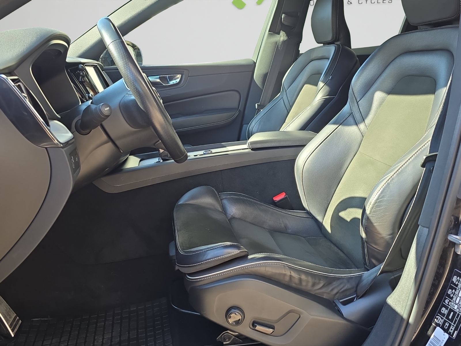 VOLVO XC60 D4 AWD R-Design Geartronic-image-10