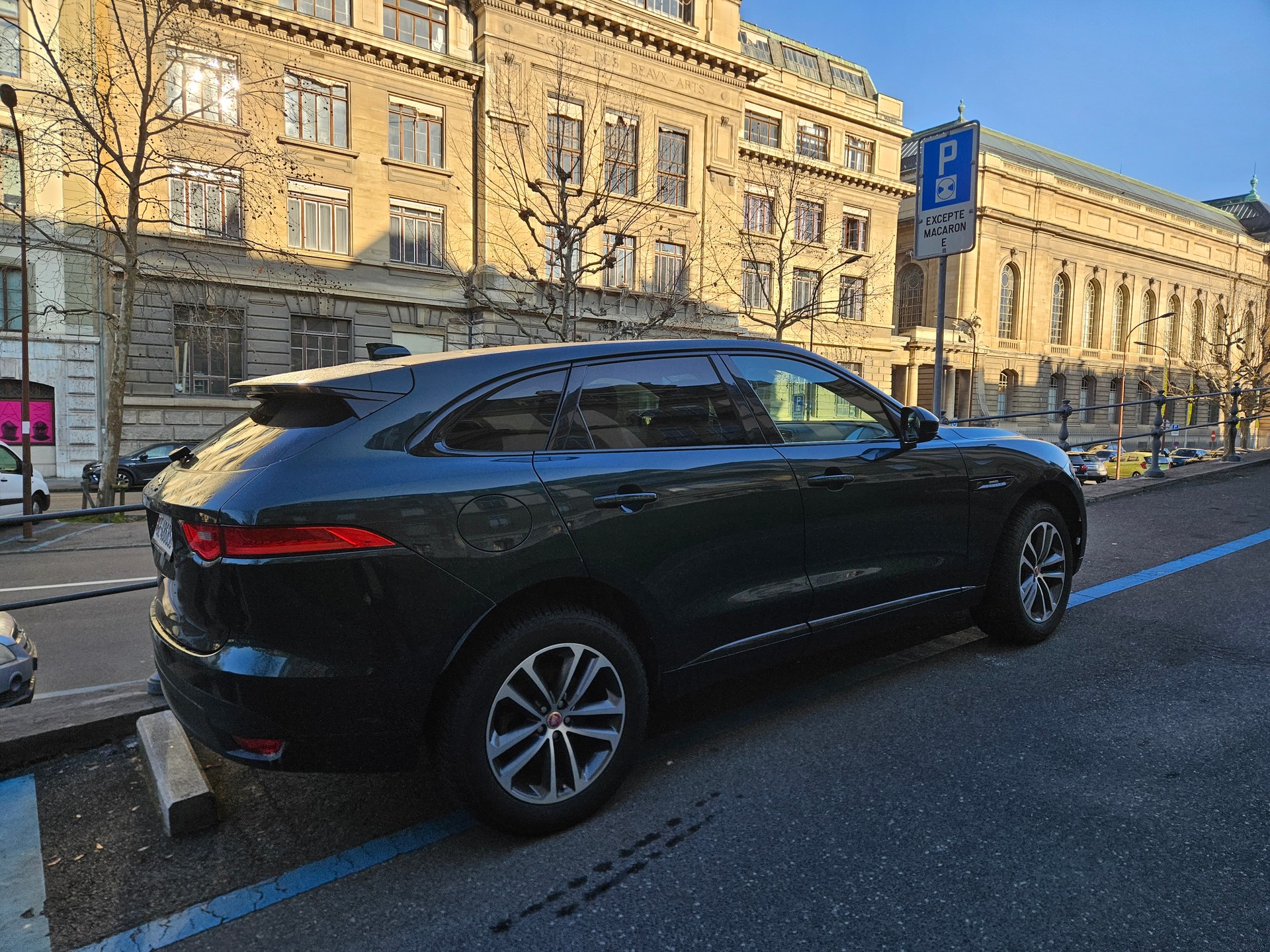 JAGUAR F-Pace 2.0d R-Sport AWD-image-2