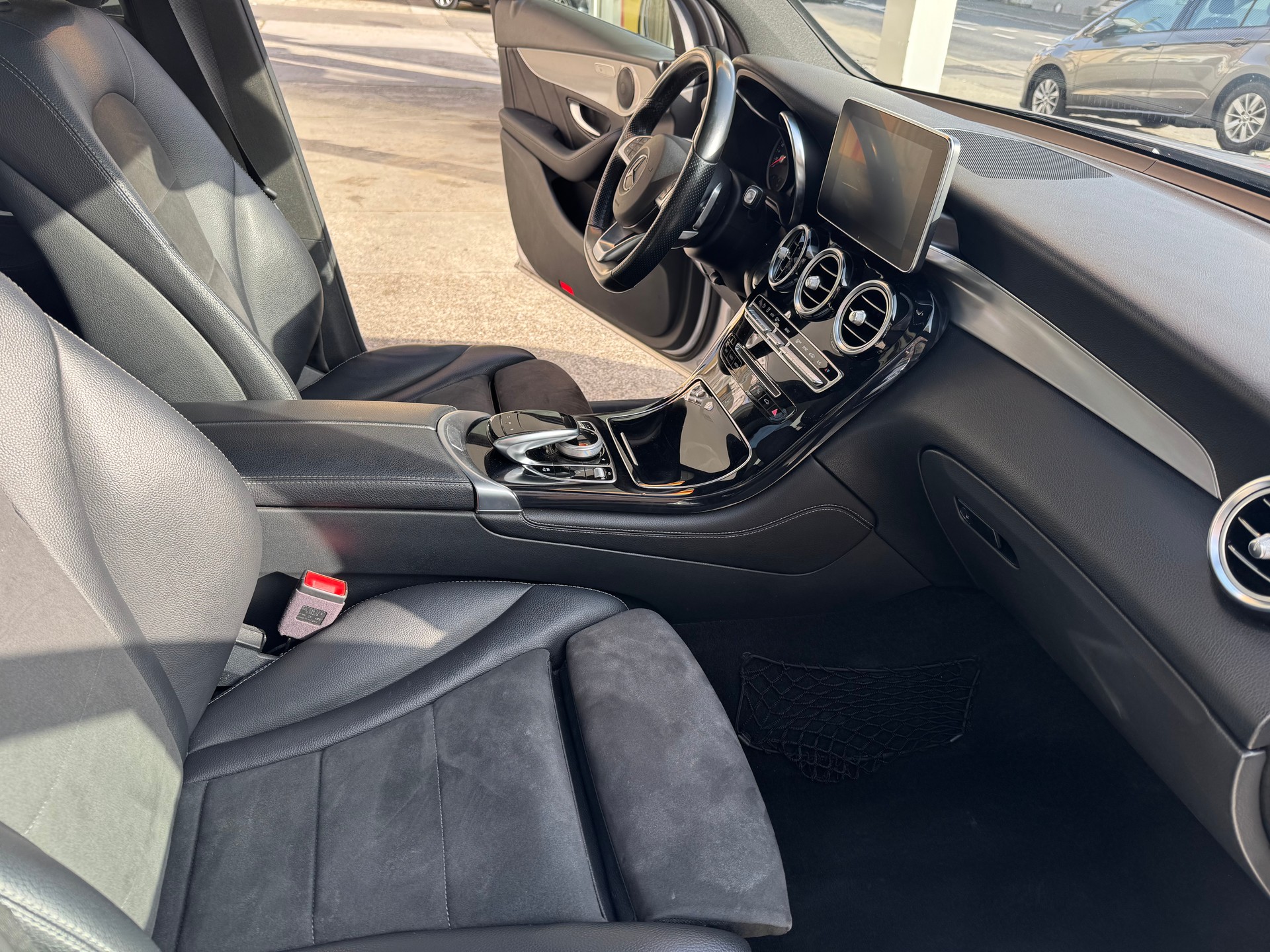 MERCEDES-BENZ GLC 250 d AMG Line 4Matic 9G-Tronic-image-10