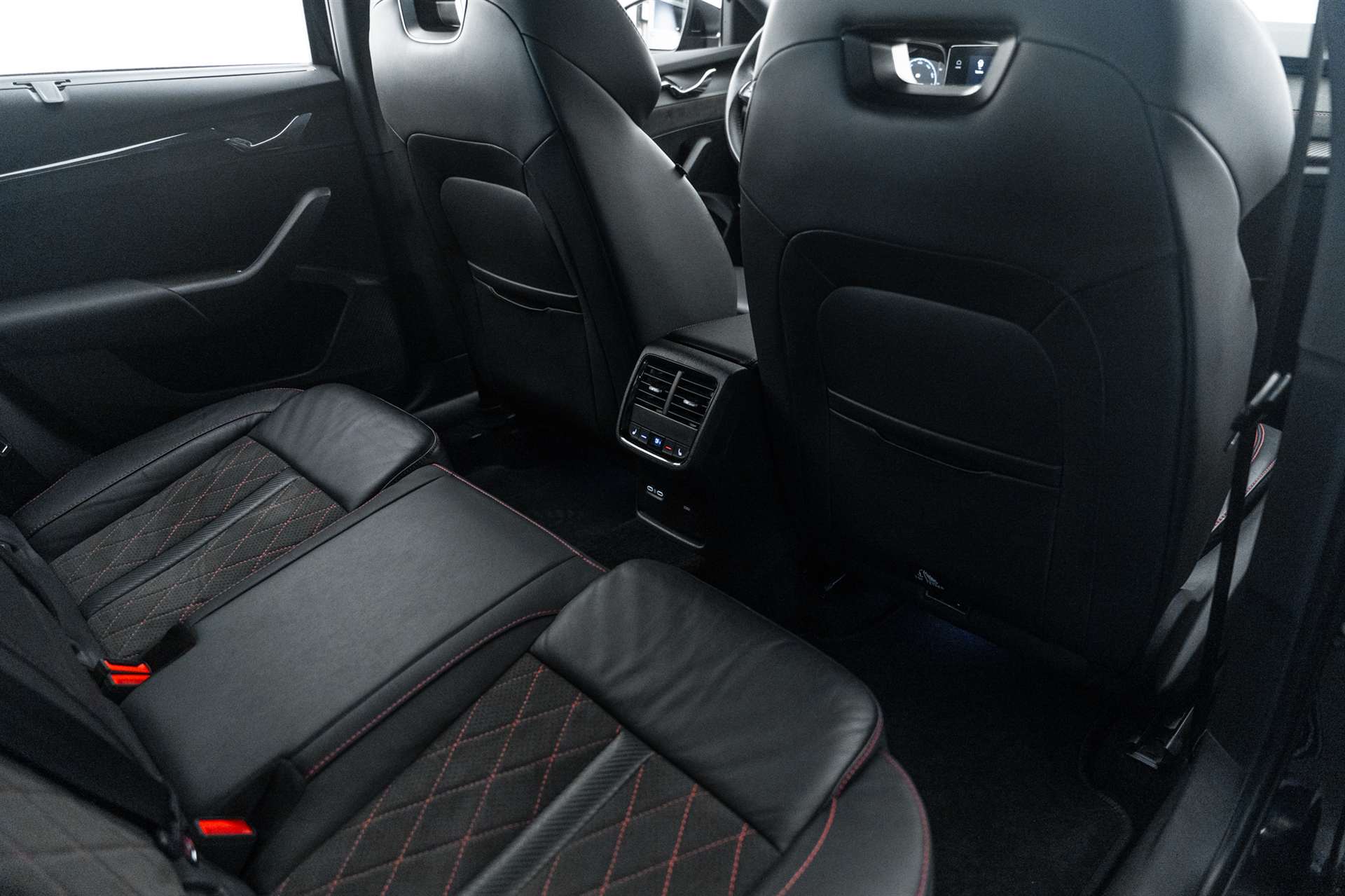 SKODA Octavia Combi 2.0 TDI DSG RS 4x4 200PS-image-12