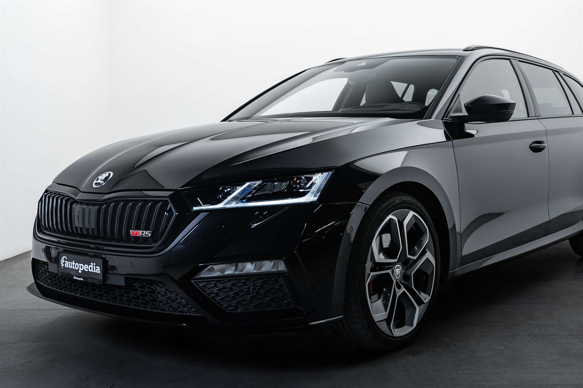 SKODA Octavia Combi 2.0 TDI DSG RS 4x4 200PS-image-1
