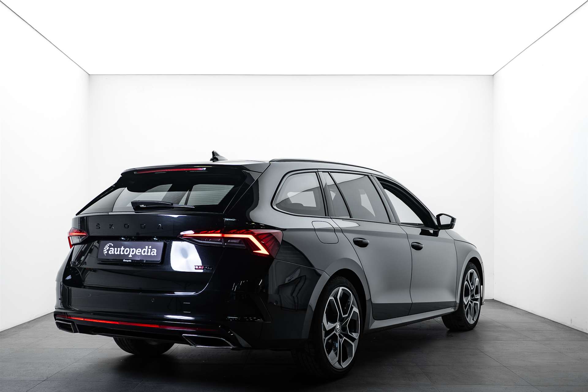 SKODA Octavia Combi 2.0 TDI DSG RS 4x4 200PS-image-2