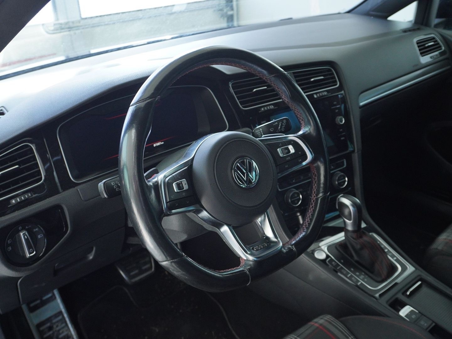 VW Golf 2.0 TSI GTI Performance DSG-image-2