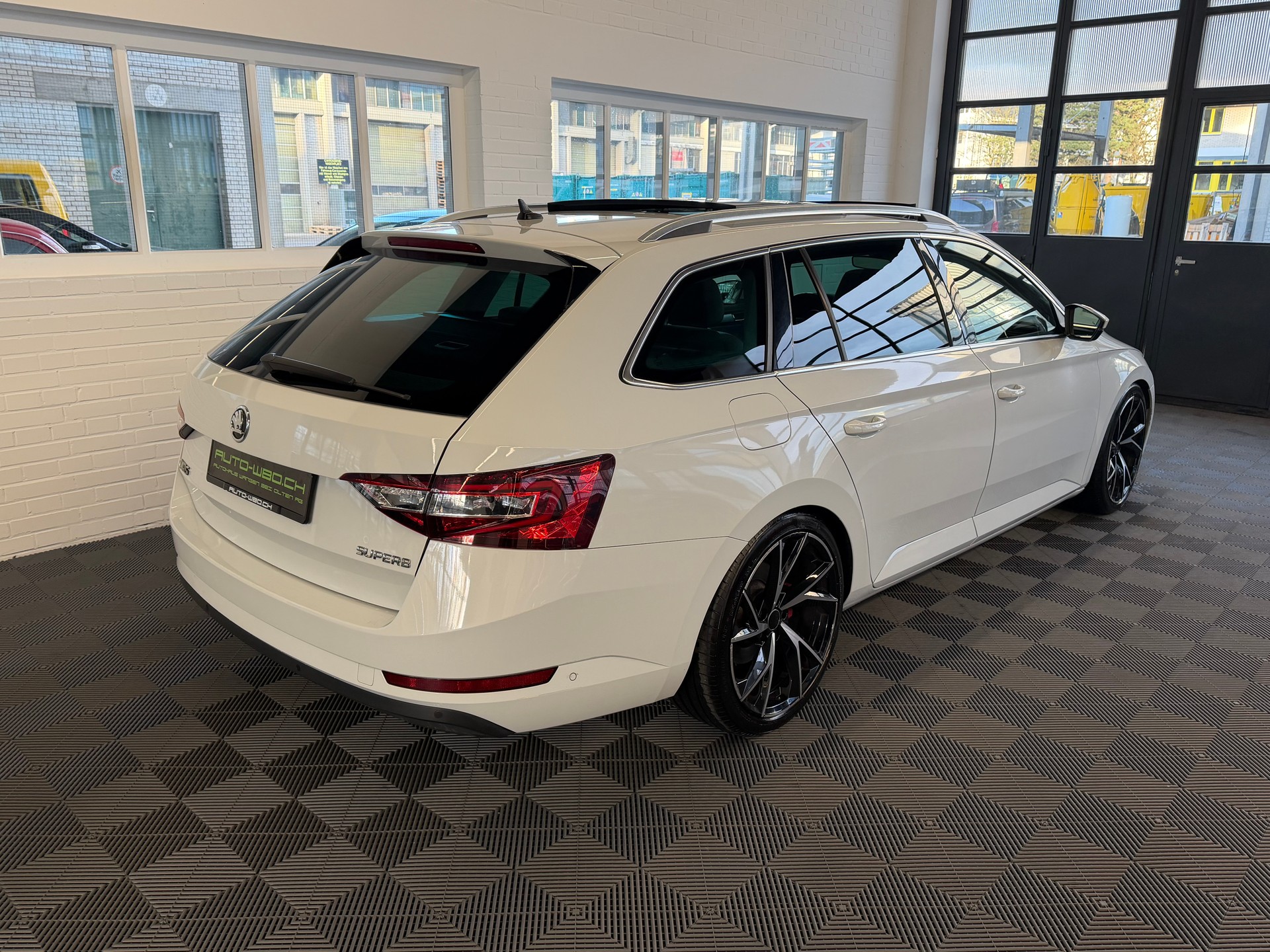 SKODA Superb Combi 2.0 TDi Style DSG-image-3