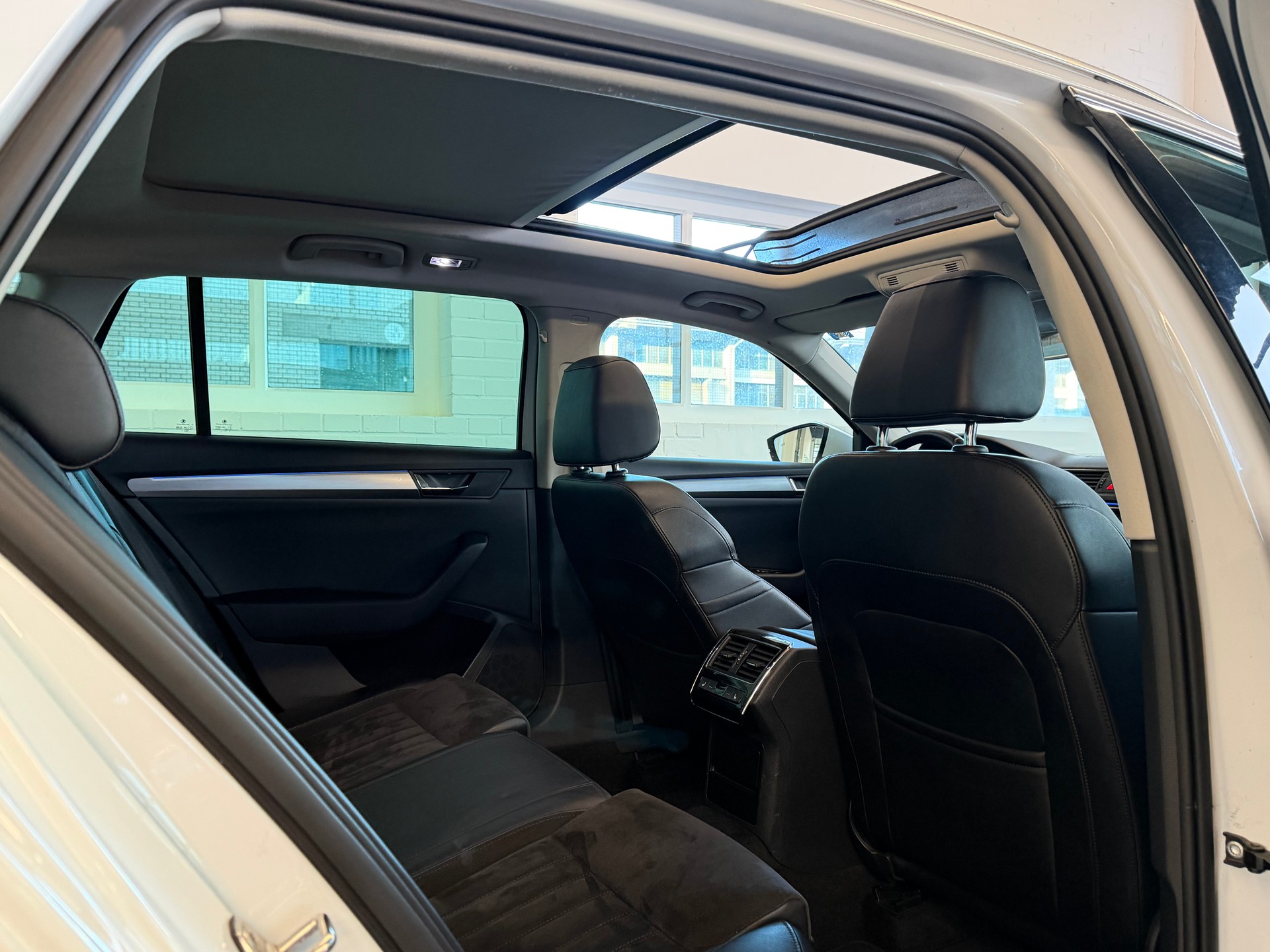 SKODA Superb Combi 2.0 TDi Style DSG-image-12