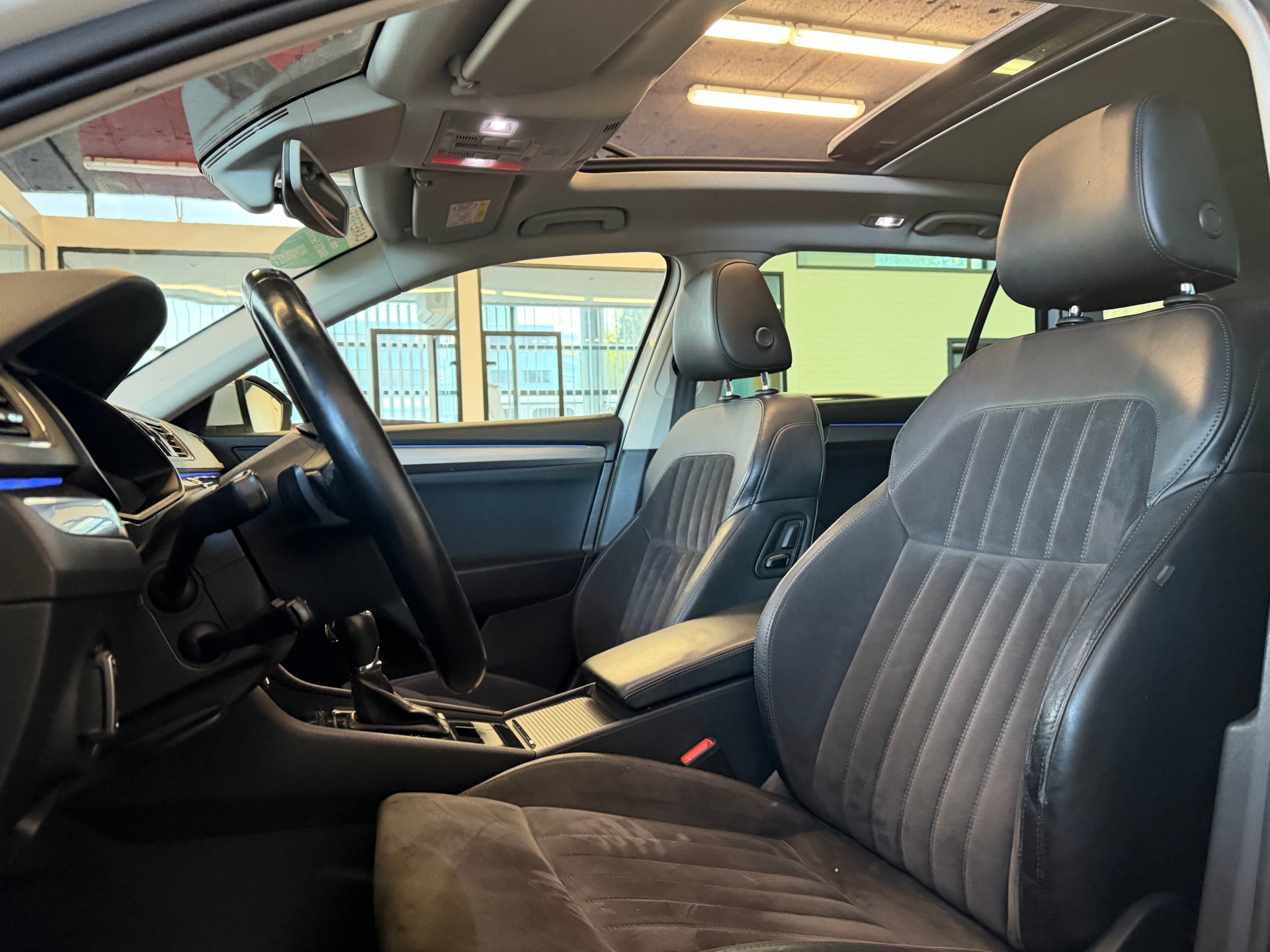 SKODA Superb Combi 2.0 TDi Style DSG-image-17