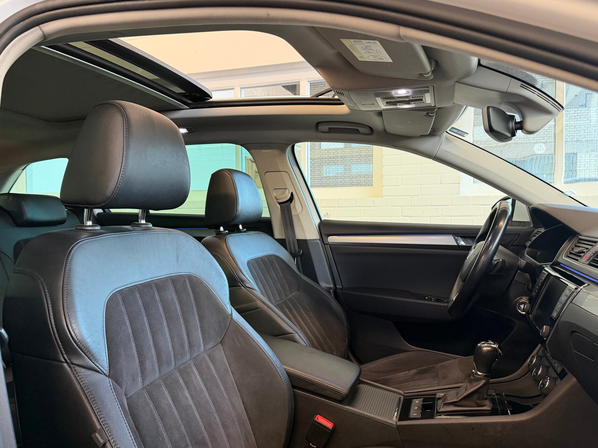 SKODA Superb Combi 2.0 TDi Style DSG-image-9