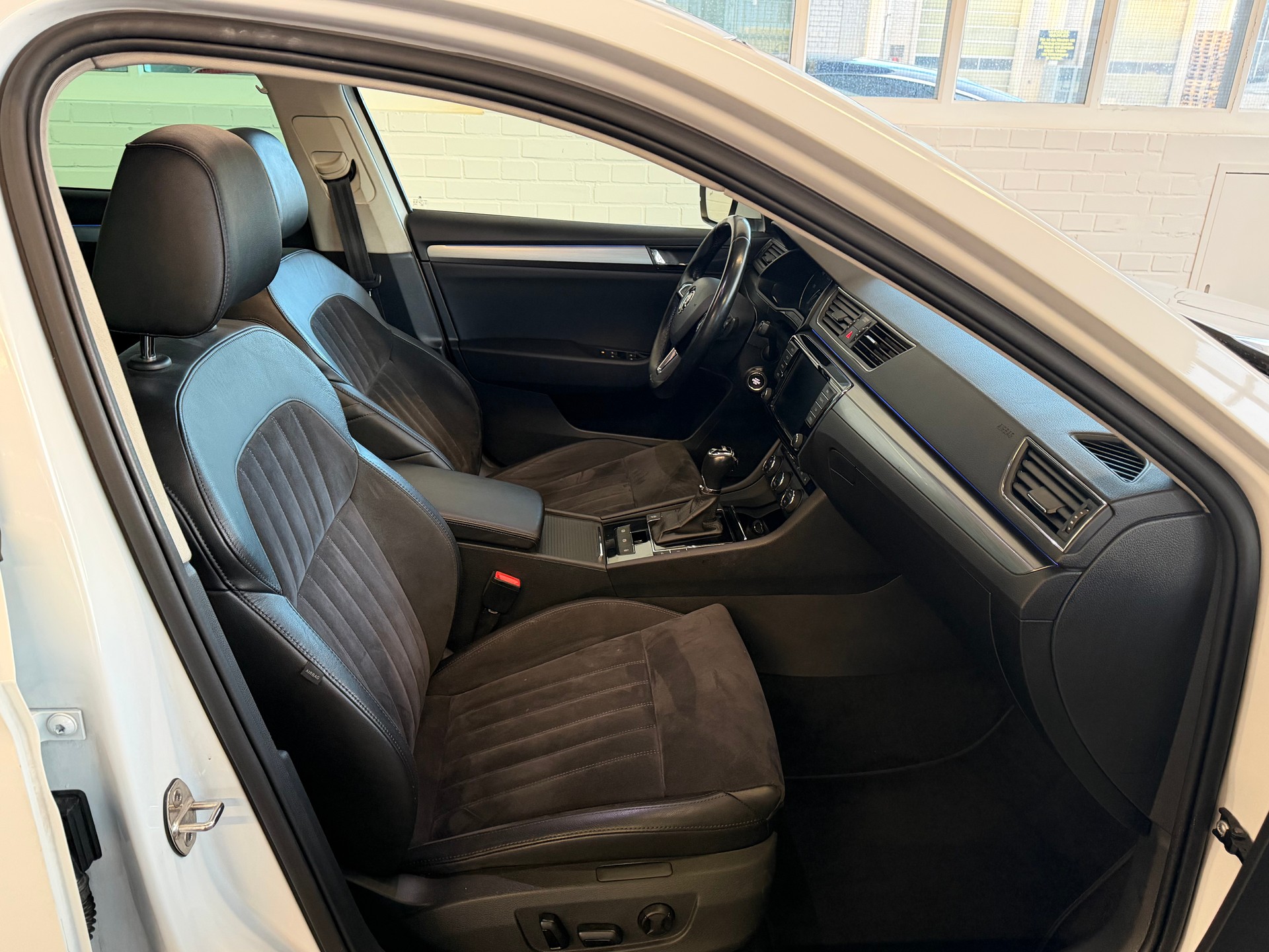 SKODA Superb Combi 2.0 TDi Style DSG-image-8