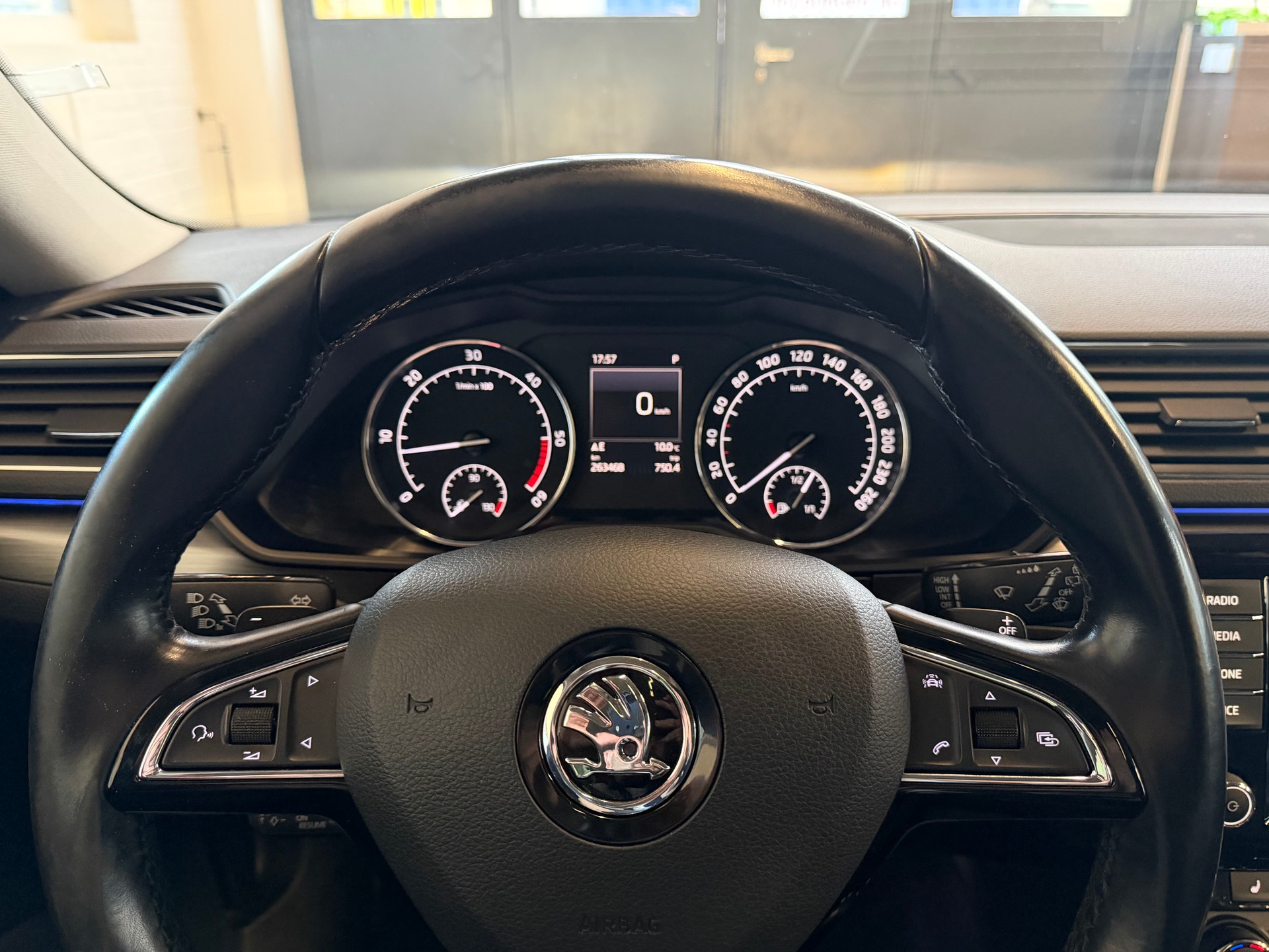 SKODA Superb Combi 2.0 TDi Style DSG-image-16