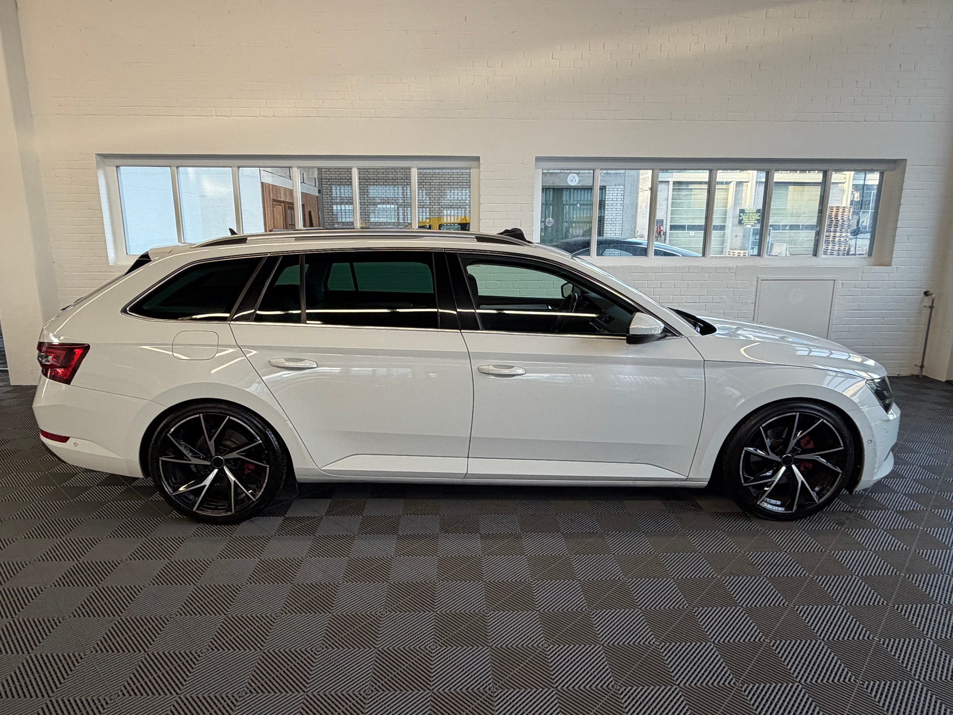 SKODA Superb Combi 2.0 TDi Style DSG-image-2