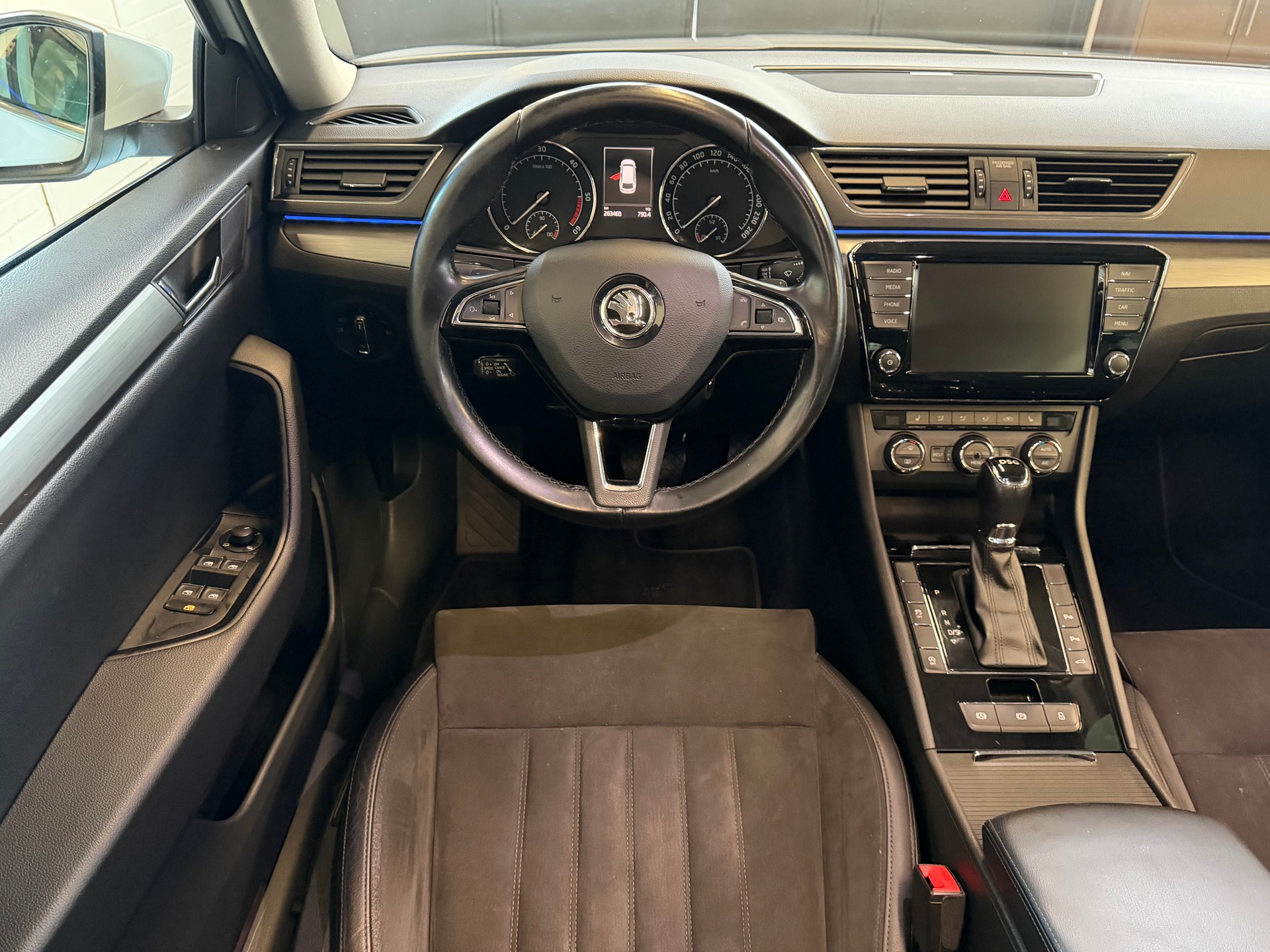 SKODA Superb Combi 2.0 TDi Style DSG-image-14