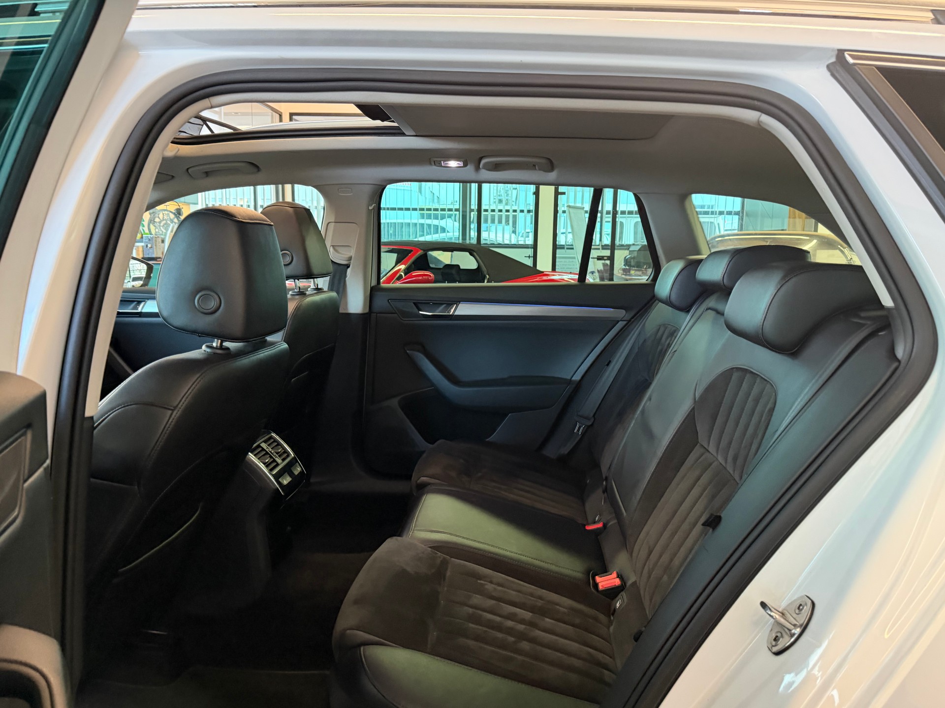 SKODA Superb Combi 2.0 TDi Style DSG-image-10
