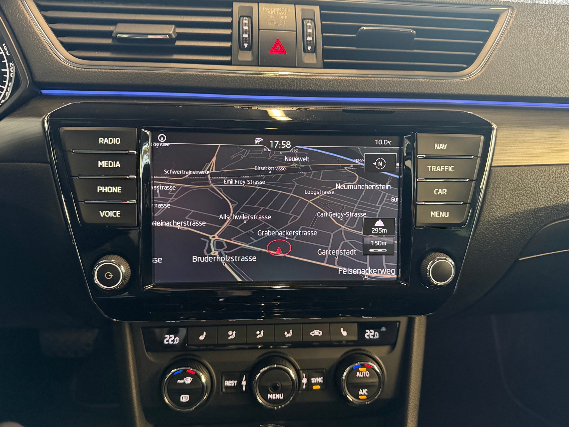 SKODA Superb Combi 2.0 TDi Style DSG-image-19