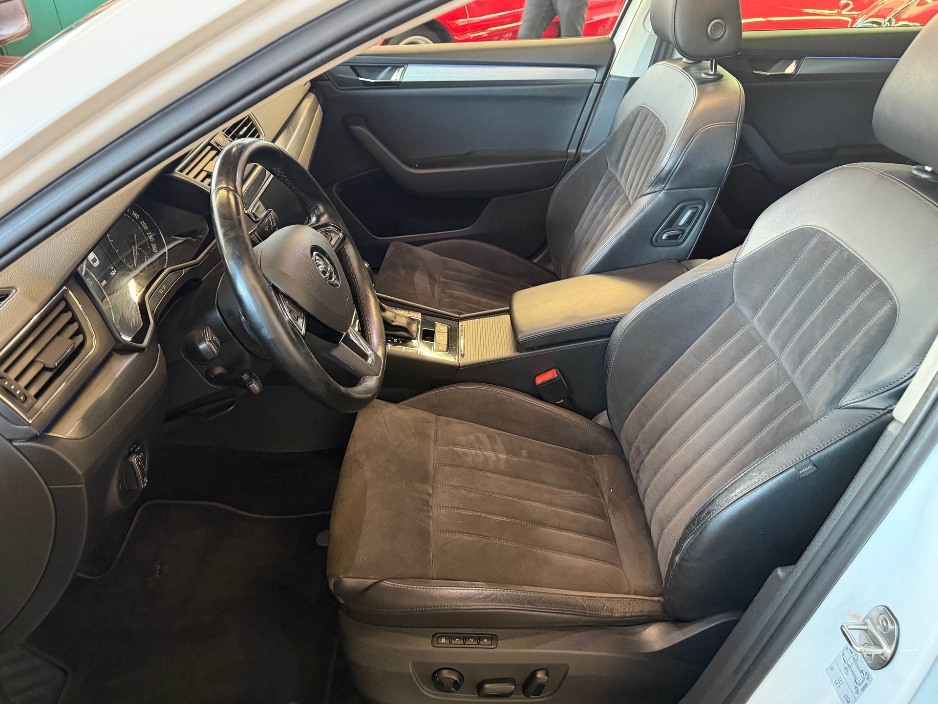 SKODA Superb Combi 2.0 TDi Style DSG-image-15