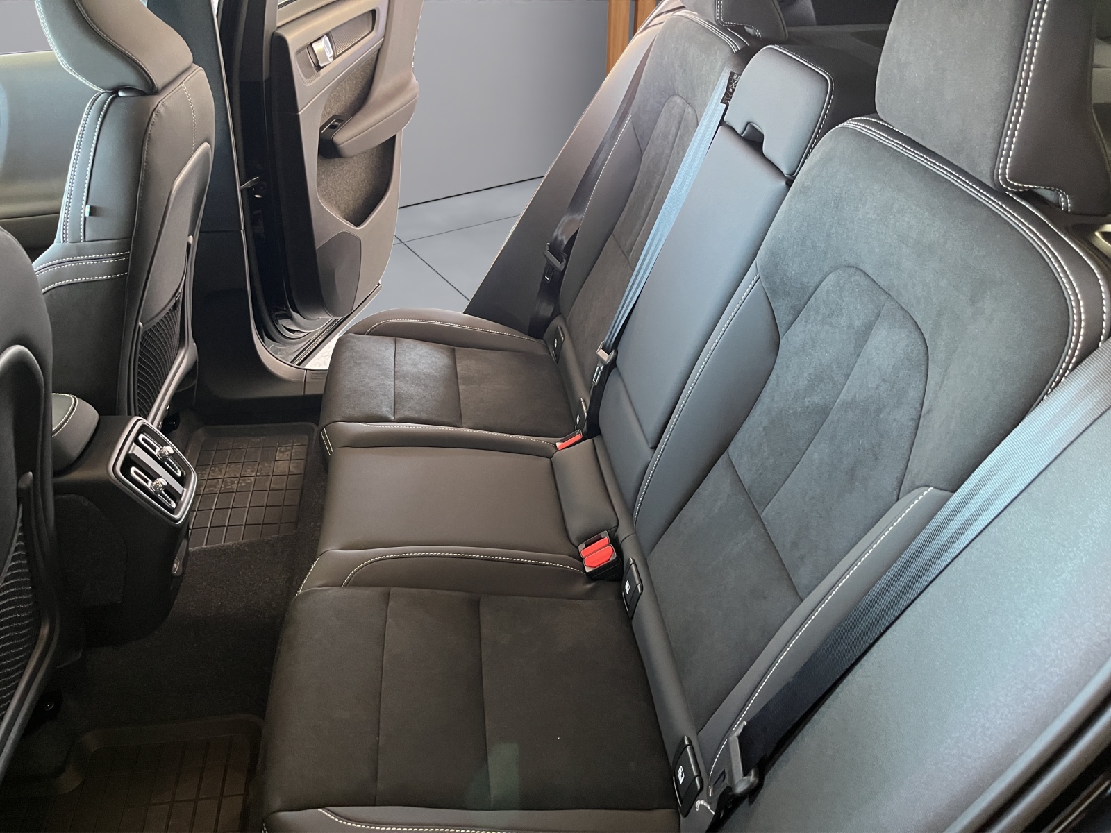 VOLVO EX40 Twin Black Edition AWD-image-9