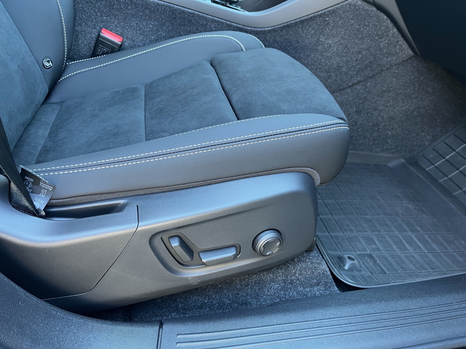 VOLVO EX40 Twin Black Edition AWD-image-12