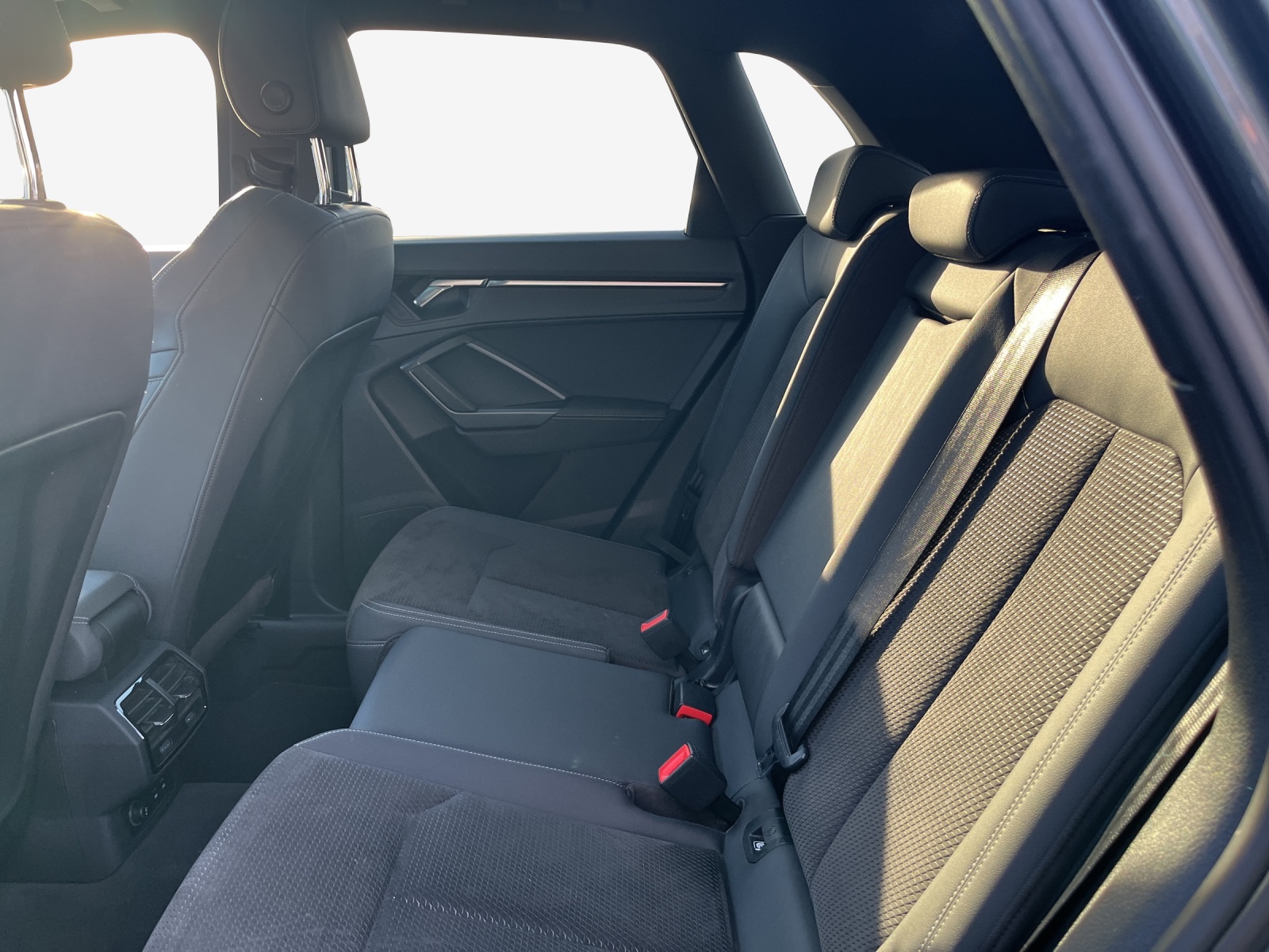 AUDI Q3 40 TFSI S line quattro S-tronic-image-9