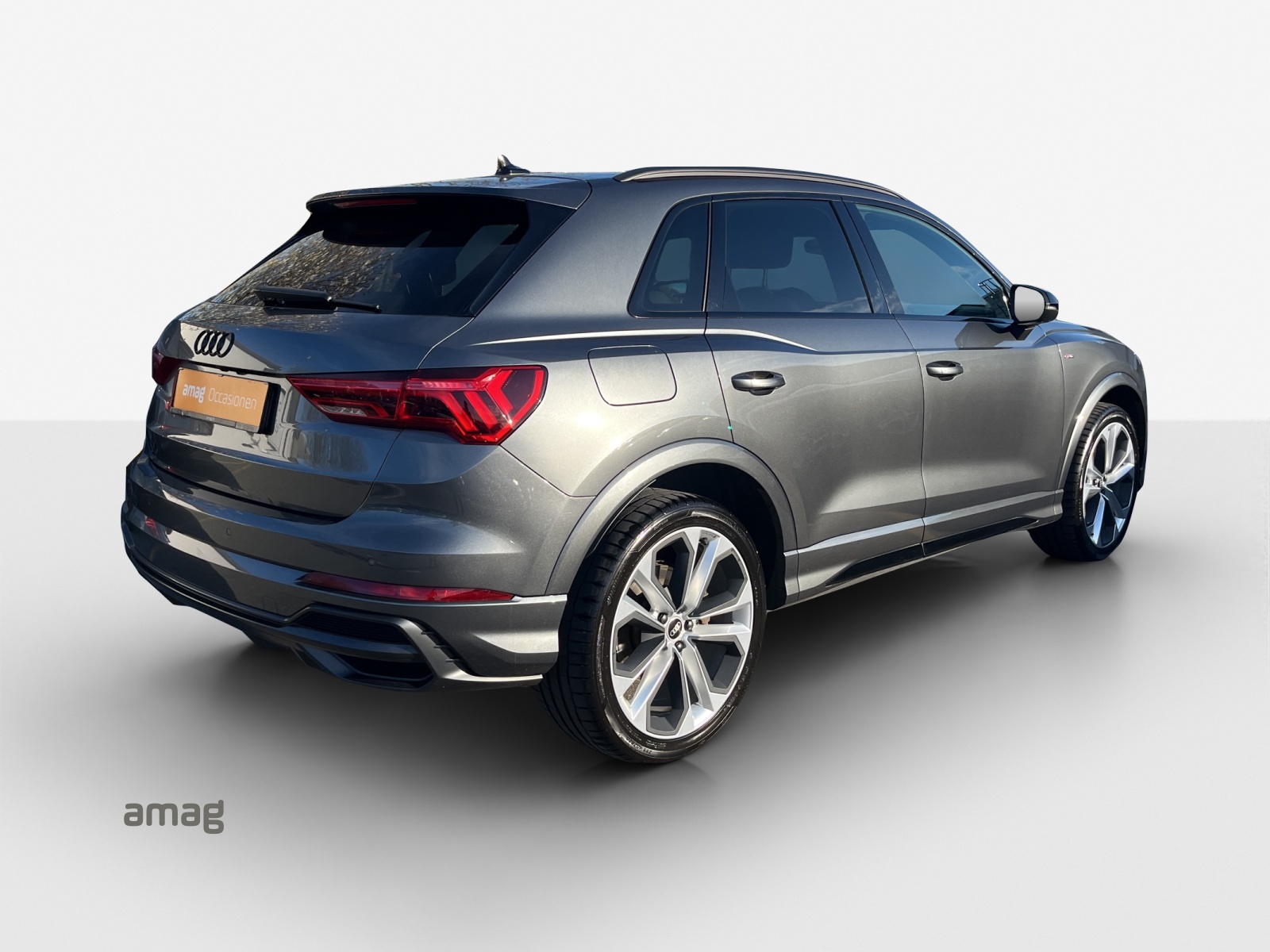 AUDI Q3 40 TFSI S line quattro S-tronic-image-4