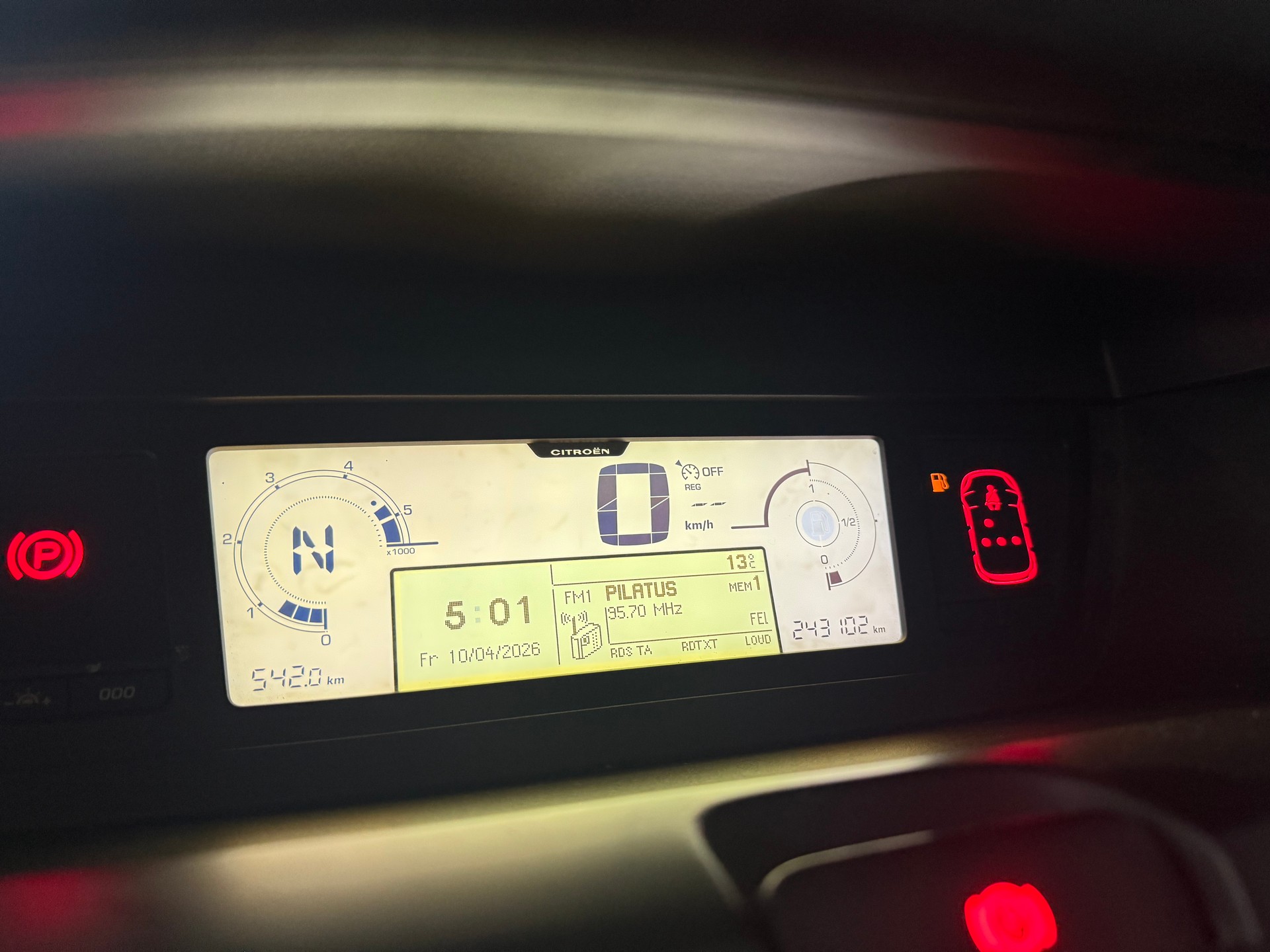 CITROEN C4 Picasso 1.6 HDI 16V Swiss Style EGS6-image-6