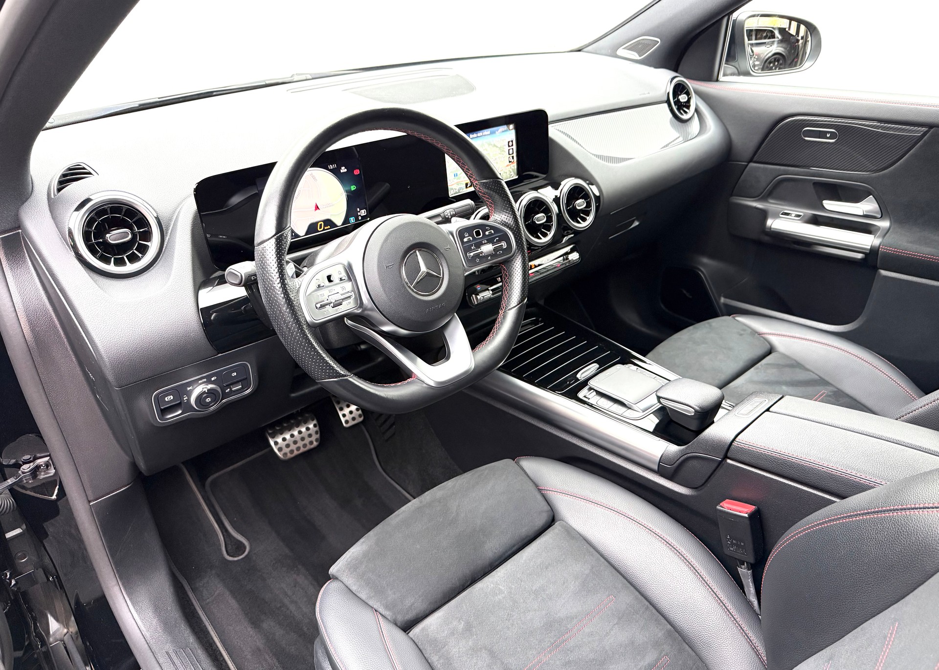 MERCEDES-BENZ GLA 200d AMG Line 8G-DCT-image-6