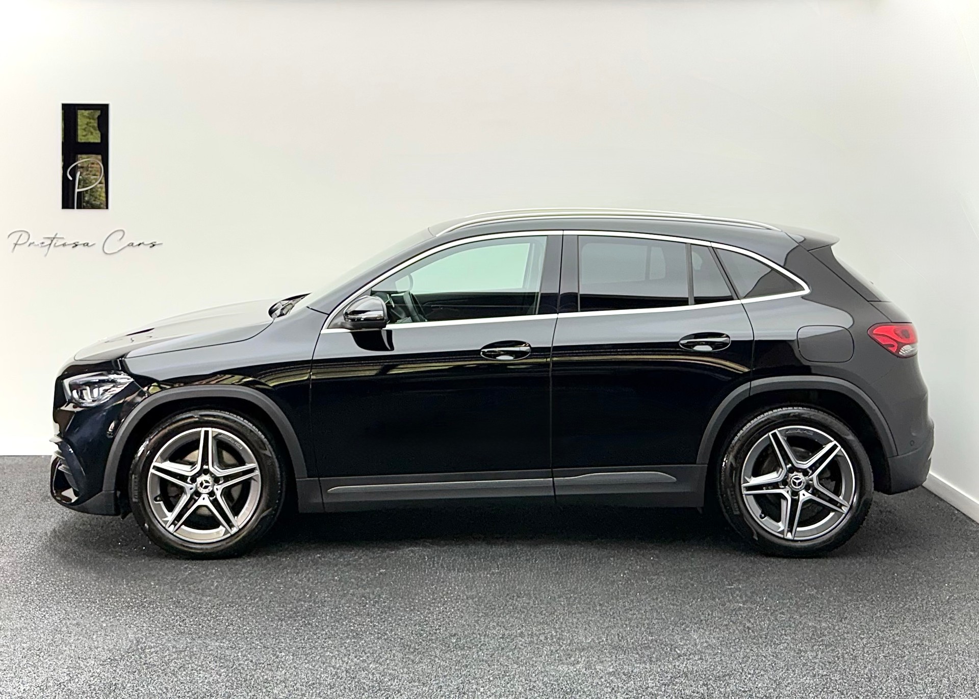 MERCEDES-BENZ GLA 200d AMG Line 8G-DCT-showroom-element-3